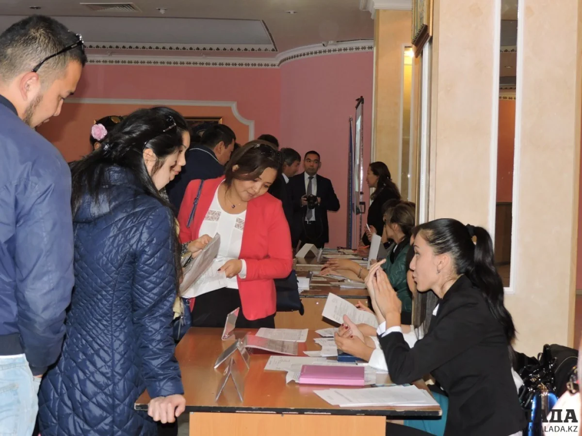 Ярмарка вакансий в Актау. Фото автора