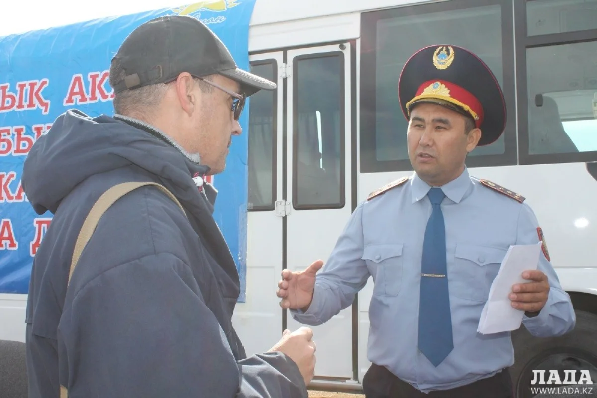 На вопросы актаусцев отвечает замначальника ОАП УВД Актау Нуржан Махмутов. Фото автора