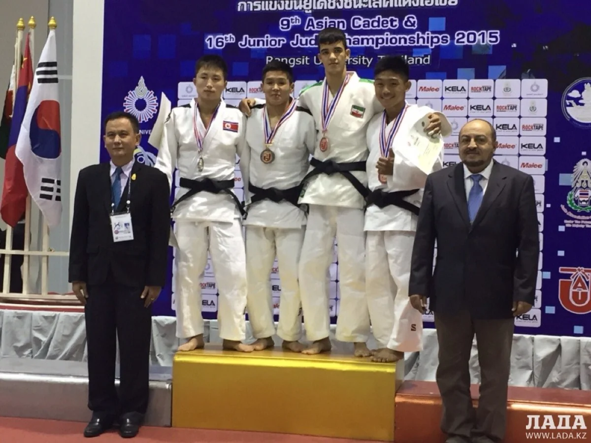 Сунгат Жубаткан второй слева. Фото предоставлено участниками чемпионата