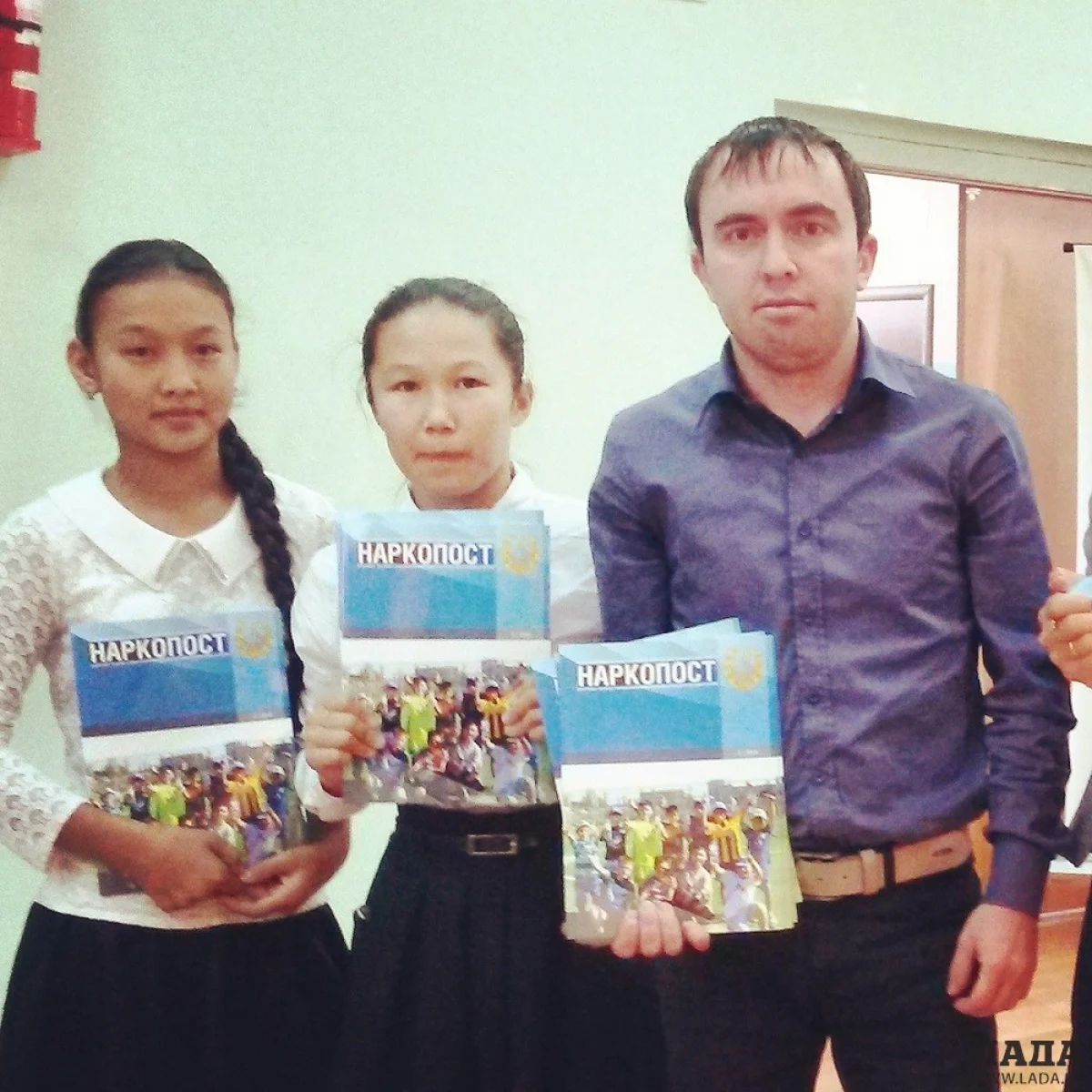 Камиль Будайчиев уверен, что подростки сделают правильные выводы, прочитав журнал &quot;Наркопост&quot;. Фото пресс-службы ДВД