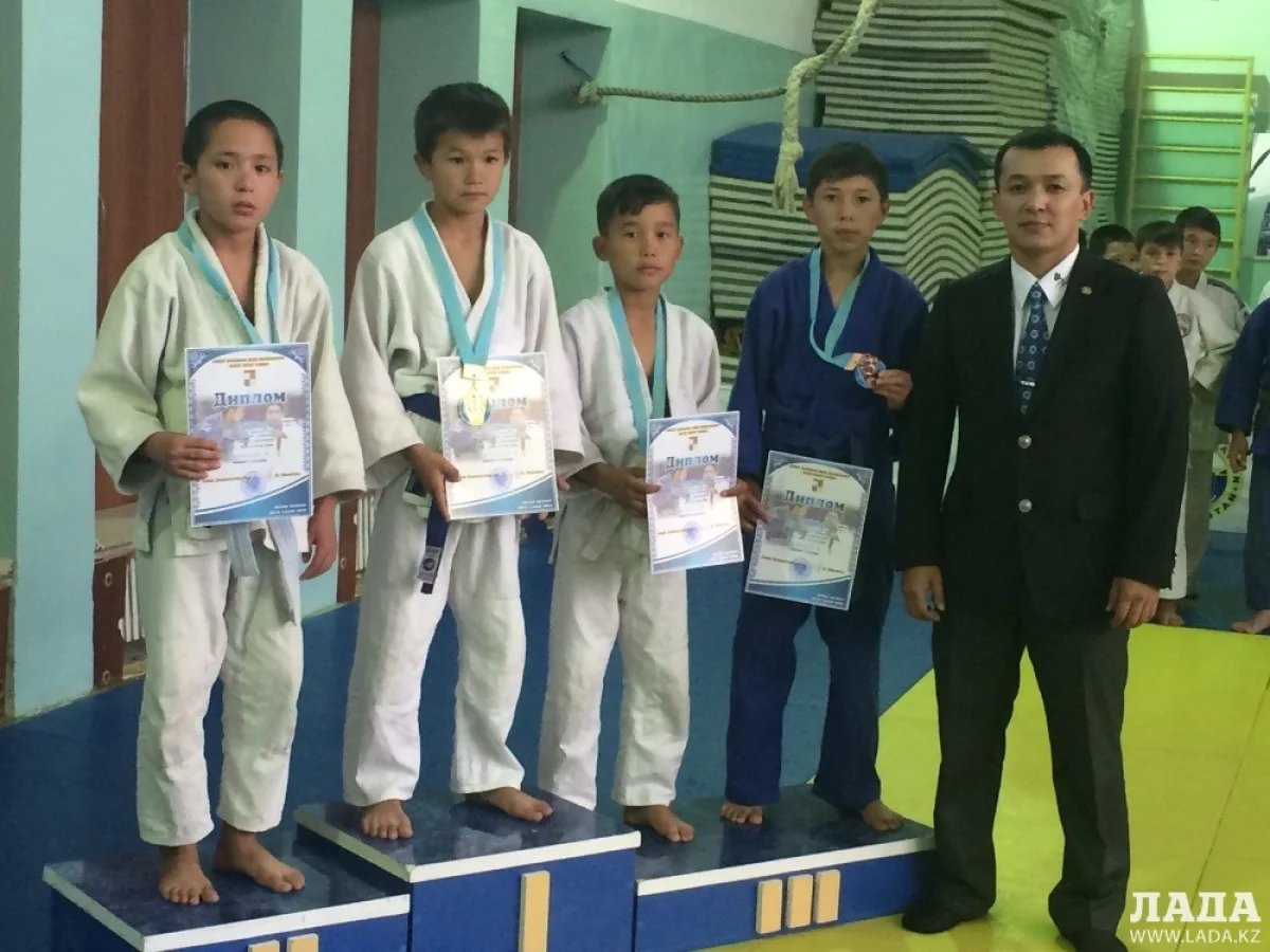 Награждение победителя и призеров. Фото Жамбыла Бисенкулова