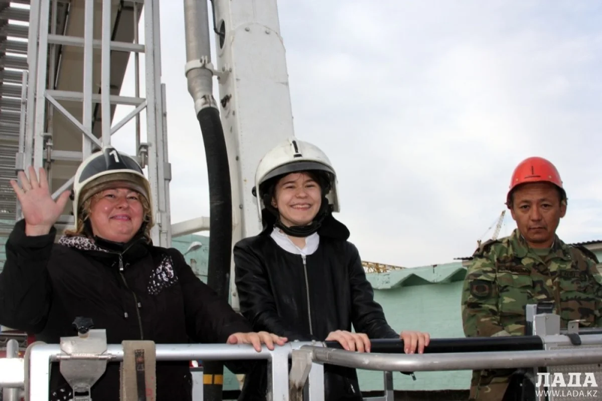 На коленчатом подъемнике покатали и педагогов. Фото Рукии Сычевой