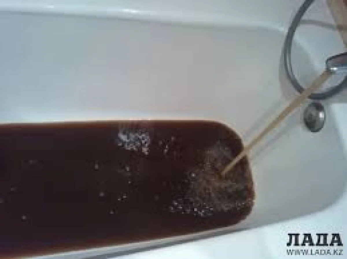 Такого цвета горячая вода течет из кранов в Актау