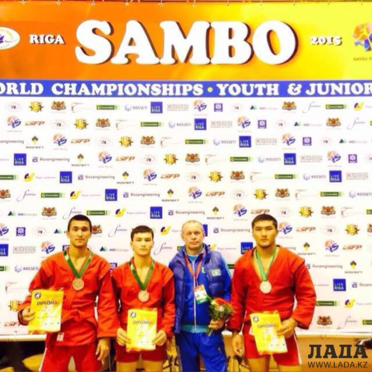 Тренер Сергей Волобуев и бронзовые призеры чемпионата мира. Фото участников соревнований||news_pic_more|<!--TBegin--><a href="https://img.lada.kz/2015-10/1445153410_img_2596.jpg" onclick="return hs.expand(this)" ><img align="left" src="https://img.lada.kz/2015-10/thumbs/1445153410_img_2596.jpg" alt='Самбисты из Актау привезли три бронзовые медали с чемпионата мира в Риге' title='Самбисты из Актау привезли три бронзовые медали с чемпионата мира в Риге'  /></a><!--TEnd-->