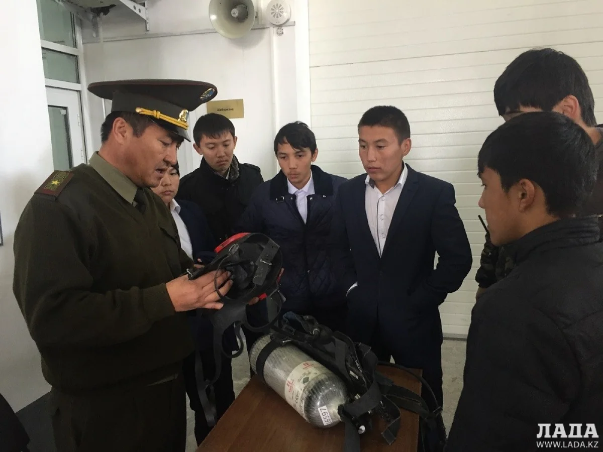 На встрече со школьниками. Фото ОЧС Жанаозена