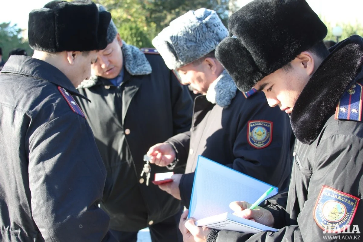Замначальника ДВД Бердибек Нсанбаев проверяет соответствие служебных удостоверений и наличие жетонов. Фото Азамата Сарсенбаева