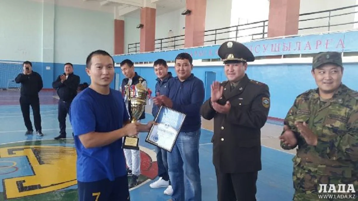 Вручение награды победителю турнира. Фото ОЧС Жанаозена||news_pic_more|<!--TBegin--><a href="https://img.lada.kz/2015-10/1445183354_img_6601.jpg" onclick="return hs.expand(this)" ><img align="left" src="https://img.lada.kz/2015-10/thumbs/1445183354_img_6601.jpg" alt='Пожарные Жанаозена провели турнир по мини-футболу' title='Пожарные Жанаозена провели турнир по мини-футболу'  /></a><!--TEnd-->