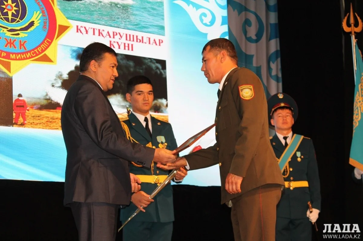 Спасателей награждает замакима Мангистауской области Ануар Чужегулов. Фото автора||news_pic_more|<!--TBegin--><a href="https://img.lada.kz/2015-10/1445264065_img_7193.jpg" onclick="return hs.expand(this)" ><img align="left" src="https://img.lada.kz/2015-10/thumbs/1445264065_img_7193.jpg" alt='В Актау наградили лучших спасателей' title='В Актау наградили лучших спасателей'  /></a><!--TEnd--><br /><!--TBegin--><a href="https://img.lada.kz/2015-10/1445264091_img_7210.jpg" onclick="return hs.expand(this)" ><img align="left" src="https://img.lada.kz/2015-10/thumbs/1445264091_img_7210.jpg" alt='В Актау наградили лучших спасателей' title='В Актау наградили лучших спасателей'  /></a><!--TEnd--><br /><!--TBegin--><a href="https://img.lada.kz/2015-10/1445264356_9.jpg" onclick="return hs.expand(this)" ><img align="left" src="https://img.lada.kz/2015-10/thumbs/1445264356_9.jpg" alt='В Актау наградили лучших спасателей' title='В Актау наградили лучших спасателей'  /></a><!--TEnd--><br /><!--TBegin--><a href="https://img.lada.kz/2015-10/1445264232_img_7165.jpg" onclick="return hs.expand(this)" ><img align="left" src="https://img.lada.kz/2015-10/thumbs/1445264232_img_7165.jpg" alt='В Актау наградили лучших спасателей' title='В Актау наградили лучших спасателей'  /></a><!--TEnd--><br /><!--TBegin--><a href="https://img.lada.kz/2015-10/1445264227_img_7166.jpg" onclick="return hs.expand(this)" ><img align="left" src="https://img.lada.kz/2015-10/thumbs/1445264227_img_7166.jpg" alt='В Актау наградили лучших спасателей' title='В Актау наградили лучших спасателей'  /></a><!--TEnd--><br /><!--TBegin--><a href="https://img.lada.kz/2015-10/1445264246_img_7173.jpg" onclick="return hs.expand(this)" ><img align="left" src="https://img.lada.kz/2015-10/thumbs/1445264246_img_7173.jpg" alt='В Актау наградили лучших спасателей' title='В Актау наградили лучших спасателей'  /></a><!--TEnd--><br /><!--TBegin--><a href="https://img.lada.kz/2015-10/1445264227_img_7176.jpg" onclick="return hs.expand(this)" ><img align="left" src="https://img.lada.kz/2015-10/thumbs/1445264227_img_7176.jpg" alt='В Актау наградили лучших спасателей' title='В Актау наградили лучших спасателей'  /></a><!--TEnd--><br /><!--TBegin--><a href="https://img.lada.kz/2015-10/1445264223_img_7182.jpg" onclick="return hs.expand(this)" ><img align="left" src="https://img.lada.kz/2015-10/thumbs/1445264223_img_7182.jpg" alt='В Актау наградили лучших спасателей' title='В Актау наградили лучших спасателей'  /></a><!--TEnd--><br /><!--TBegin--><a href="https://img.lada.kz/2015-10/1445264264_img_7185.jpg" onclick="return hs.expand(this)" ><img align="left" src="https://img.lada.kz/2015-10/thumbs/1445264264_img_7185.jpg" alt='В Актау наградили лучших спасателей' title='В Актау наградили лучших спасателей'  /></a><!--TEnd--><br /><!--TBegin--><a href="https://img.lada.kz/2015-10/1445264239_img_7191.jpg" onclick="return hs.expand(this)" ><img align="left" src="https://img.lada.kz/2015-10/thumbs/1445264239_img_7191.jpg" alt='В Актау наградили лучших спасателей' title='В Актау наградили лучших спасателей'  /></a><!--TEnd--><br /><!--TBegin--><a href="https://img.lada.kz/2015-10/1445264249_img_7195.jpg" onclick="return hs.expand(this)" ><img align="left" src="https://img.lada.kz/2015-10/thumbs/1445264249_img_7195.jpg" alt='В Актау наградили лучших спасателей' title='В Актау наградили лучших спасателей'  /></a><!--TEnd--><br /><!--TBegin--><a href="https://img.lada.kz/2015-10/1445264257_img_7203.jpg" onclick="return hs.expand(this)" ><img align="left" src="https://img.lada.kz/2015-10/thumbs/1445264257_img_7203.jpg" alt='В Актау наградили лучших спасателей' title='В Актау наградили лучших спасателей'  /></a><!--TEnd-->