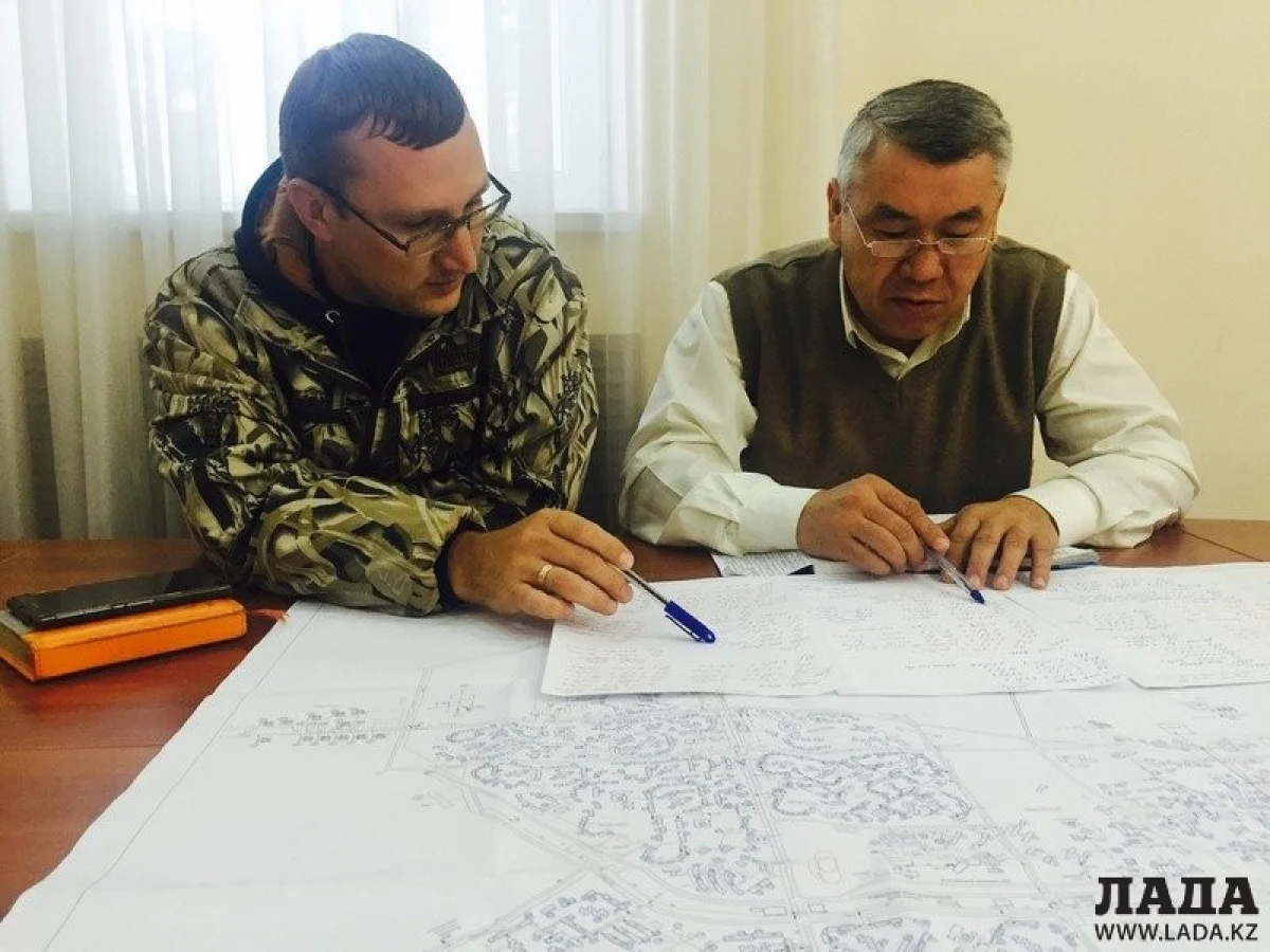 Исполняющий обязанности заместителя главного инженера по энергии Евгений Бречалов и заместитель главного инженера по производству Батырбай Кульжанов ГКП &quot;КЖСА&quot;