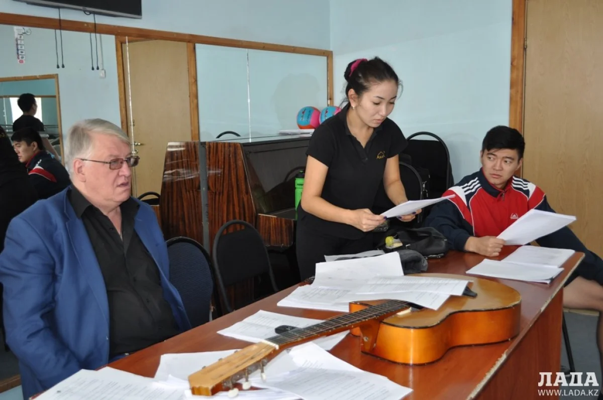 Ханинга-Бекназар на репетиции спектакля. Фото предоставлено театром