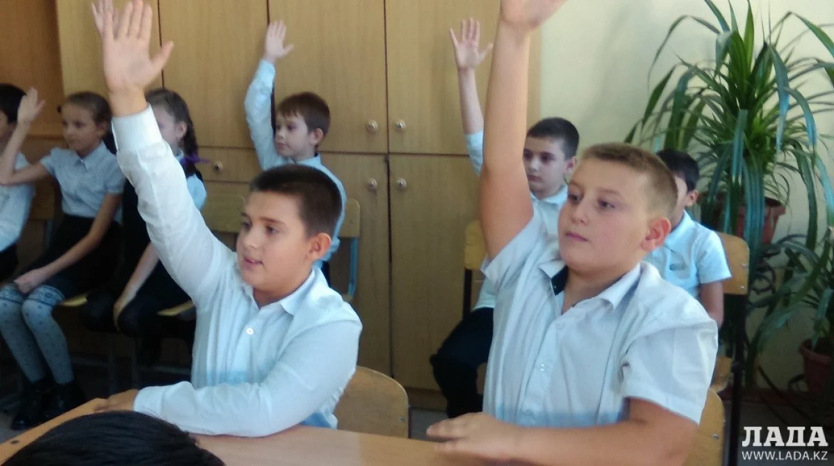 Учащиеся 4 класса активно отвечали на вопросы и задавали их полицейским. Фото автора||news_pic_more|<!--TBegin--><a href="https://img.lada.kz/2015-10/1445576312_imag2043.jpg" onclick="return hs.expand(this)" ><img align="left" src="https://img.lada.kz/2015-10/thumbs/1445576312_imag2043.jpg" alt='Полицейские рассказали детям Актау о правилах поведения при общении с незнакомыми людьми' title='Полицейские рассказали детям Актау о правилах поведения при общении с незнакомыми людьми'  /></a><!--TEnd--><br /><!--TBegin--><a href="https://img.lada.kz/2015-10/1445576284_imag1944.jpg" onclick="return hs.expand(this)" ><img align="left" src="https://img.lada.kz/2015-10/thumbs/1445576284_imag1944.jpg" alt='Полицейские рассказали детям Актау о правилах поведения при общении с незнакомыми людьми' title='Полицейские рассказали детям Актау о правилах поведения при общении с незнакомыми людьми'  /></a><!--TEnd--><br /><!--TBegin--><a href="https://img.lada.kz/2015-10/1445576348_imag1935.jpg" onclick="return hs.expand(this)" ><img align="left" src="https://img.lada.kz/2015-10/thumbs/1445576348_imag1935.jpg" alt='Полицейские рассказали детям Актау о правилах поведения при общении с незнакомыми людьми' title='Полицейские рассказали детям Актау о правилах поведения при общении с незнакомыми людьми'  /></a><!--TEnd--><br /><!--TBegin--><a href="https://img.lada.kz/2015-10/1445576335_imag1937.jpg" onclick="return hs.expand(this)" ><img align="left" src="https://img.lada.kz/2015-10/thumbs/1445576335_imag1937.jpg" alt='Полицейские рассказали детям Актау о правилах поведения при общении с незнакомыми людьми' title='Полицейские рассказали детям Актау о правилах поведения при общении с незнакомыми людьми'  /></a><!--TEnd--><br /><!--TBegin--><a href="https://img.lada.kz/2015-10/1445576337_imag1956.jpg" onclick="return hs.expand(this)" ><img align="left" src="https://img.lada.kz/2015-10/thumbs/1445576337_imag1956.jpg" alt='Полицейские рассказали детям Актау о правилах поведения при общении с незнакомыми людьми' title='Полицейские рассказали детям Актау о правилах поведения при общении с незнакомыми людьми'  /></a><!--TEnd--><br /><!--TBegin--><a href="https://img.lada.kz/2015-10/1445576362_imag1981.jpg" onclick="return hs.expand(this)" ><img align="left" src="https://img.lada.kz/2015-10/thumbs/1445576362_imag1981.jpg" alt='Полицейские рассказали детям Актау о правилах поведения при общении с незнакомыми людьми' title='Полицейские рассказали детям Актау о правилах поведения при общении с незнакомыми людьми'  /></a><!--TEnd--><br /><!--TBegin--><a href="https://img.lada.kz/2015-10/1445576352_imag1983.jpg" onclick="return hs.expand(this)" ><img align="left" src="https://img.lada.kz/2015-10/thumbs/1445576352_imag1983.jpg" alt='Полицейские рассказали детям Актау о правилах поведения при общении с незнакомыми людьми' title='Полицейские рассказали детям Актау о правилах поведения при общении с незнакомыми людьми'  /></a><!--TEnd--><br /><!--TBegin--><a href="https://img.lada.kz/2015-10/1445576359_imag1990.jpg" onclick="return hs.expand(this)" ><img align="left" src="https://img.lada.kz/2015-10/thumbs/1445576359_imag1990.jpg" alt='Полицейские рассказали детям Актау о правилах поведения при общении с незнакомыми людьми' title='Полицейские рассказали детям Актау о правилах поведения при общении с незнакомыми людьми'  /></a><!--TEnd--><br /><!--TBegin--><a href="https://img.lada.kz/2015-10/1445576393_imag1993.jpg" onclick="return hs.expand(this)" ><img align="left" src="https://img.lada.kz/2015-10/thumbs/1445576393_imag1993.jpg" alt='Полицейские рассказали детям Актау о правилах поведения при общении с незнакомыми людьми' title='Полицейские рассказали детям Актау о правилах поведения при общении с незнакомыми людьми'  /></a><!--TEnd--><br /><!--TBegin--><a href="https://img.lada.kz/2015-10/1445576327_imag2028.jpg" onclick="return hs.expand(this)" ><img align="left" src="https://img.lada.kz/2015-10/thumbs/1445576327_imag2028.jpg" alt='Полицейские рассказали детям Актау о правилах поведения при общении с незнакомыми людьми' title='Полицейские рассказали детям Актау о правилах поведения при общении с незнакомыми людьми'  /></a><!--TEnd--><br /><!--TBegin--><a href="https://img.lada.kz/2015-10/1445576406_imag2038.jpg" onclick="return hs.expand(this)" ><img align="left" src="https://img.lada.kz/2015-10/thumbs/1445576406_imag2038.jpg" alt='Полицейские рассказали детям Актау о правилах поведения при общении с незнакомыми людьми' title='Полицейские рассказали детям Актау о правилах поведения при общении с незнакомыми людьми'  /></a><!--TEnd--><br /><!--TBegin--><a href="https://img.lada.kz/2015-10/1445576320_imag2049.jpg" onclick="return hs.expand(this)" ><img align="left" src="https://img.lada.kz/2015-10/thumbs/1445576320_imag2049.jpg" alt='Полицейские рассказали детям Актау о правилах поведения при общении с незнакомыми людьми' title='Полицейские рассказали детям Актау о правилах поведения при общении с незнакомыми людьми'  /></a><!--TEnd--><br /><!--TBegin--><a href="https://img.lada.kz/2015-10/1445576414_imag2069.jpg" onclick="return hs.expand(this)" ><img align="left" src="https://img.lada.kz/2015-10/thumbs/1445576414_imag2069.jpg" alt='Полицейские рассказали детям Актау о правилах поведения при общении с незнакомыми людьми' title='Полицейские рассказали детям Актау о правилах поведения при общении с незнакомыми людьми'  /></a><!--TEnd--><br /><!--TBegin--><a href="https://img.lada.kz/2015-10/1445576346_imag2073.jpg" onclick="return hs.expand(this)" ><img align="left" src="https://img.lada.kz/2015-10/thumbs/1445576346_imag2073.jpg" alt='Полицейские рассказали детям Актау о правилах поведения при общении с незнакомыми людьми' title='Полицейские рассказали детям Актау о правилах поведения при общении с незнакомыми людьми'  /></a><!--TEnd--><br /><!--TBegin--><a href="https://img.lada.kz/2015-10/1445576384_imag2085.jpg" onclick="return hs.expand(this)" ><img align="left" src="https://img.lada.kz/2015-10/thumbs/1445576384_imag2085.jpg" alt='Полицейские рассказали детям Актау о правилах поведения при общении с незнакомыми людьми' title='Полицейские рассказали детям Актау о правилах поведения при общении с незнакомыми людьми'  /></a><!--TEnd--><br /><!--TBegin--><a href="https://img.lada.kz/2015-10/1445576422_imag2099.jpg" onclick="return hs.expand(this)" ><img align="left" src="https://img.lada.kz/2015-10/thumbs/1445576422_imag2099.jpg" alt='Полицейские рассказали детям Актау о правилах поведения при общении с незнакомыми людьми' title='Полицейские рассказали детям Актау о правилах поведения при общении с незнакомыми людьми'  /></a><!--TEnd--><br /><!--TBegin--><a href="https://img.lada.kz/2015-10/1445576411_imag2107.jpg" onclick="return hs.expand(this)" ><img align="left" src="https://img.lada.kz/2015-10/thumbs/1445576411_imag2107.jpg" alt='Полицейские рассказали детям Актау о правилах поведения при общении с незнакомыми людьми' title='Полицейские рассказали детям Актау о правилах поведения при общении с незнакомыми людьми'  /></a><!--TEnd--><br /><!--TBegin--><a href="https://img.lada.kz/2015-10/1445576384_imag2109.jpg" onclick="return hs.expand(this)" ><img align="left" src="https://img.lada.kz/2015-10/thumbs/1445576384_imag2109.jpg" alt='Полицейские рассказали детям Актау о правилах поведения при общении с незнакомыми людьми' title='Полицейские рассказали детям Актау о правилах поведения при общении с незнакомыми людьми'  /></a><!--TEnd-->