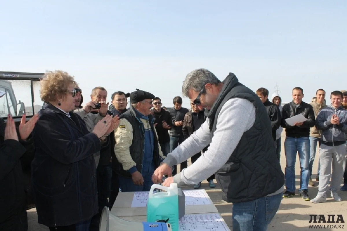 Награду получает мастер дрифт-восьмерки Дмитрий Лобачев. Фото автора||news_pic_more|<!--TBegin--><a href="https://img.lada.kz/2015-10/1445693718_img_9669.jpg" onclick="return hs.expand(this)" ><img align="left" src="https://img.lada.kz/2015-10/thumbs/1445693718_img_9669.jpg" alt='В Актау подвели итоги соревнований по скоростному маневрированию' title='В Актау подвели итоги соревнований по скоростному маневрированию'  /></a><!--TEnd--><br /><!--TBegin--><a href="https://img.lada.kz/2015-10/1445693872_img_9662.jpg" onclick="return hs.expand(this)" ><img align="left" src="https://img.lada.kz/2015-10/thumbs/1445693872_img_9662.jpg" alt='В Актау подвели итоги соревнований по скоростному маневрированию' title='В Актау подвели итоги соревнований по скоростному маневрированию'  /></a><!--TEnd--><br /><!--TBegin--><a href="https://img.lada.kz/2015-10/1445693860_img_9669.jpg" onclick="return hs.expand(this)" ><img align="left" src="https://img.lada.kz/2015-10/thumbs/1445693860_img_9669.jpg" alt='В Актау подвели итоги соревнований по скоростному маневрированию' title='В Актау подвели итоги соревнований по скоростному маневрированию'  /></a><!--TEnd--><br /><!--TBegin--><a href="https://img.lada.kz/2015-10/1445693814_img_9697.jpg" onclick="return hs.expand(this)" ><img align="left" src="https://img.lada.kz/2015-10/thumbs/1445693814_img_9697.jpg" alt='В Актау подвели итоги соревнований по скоростному маневрированию' title='В Актау подвели итоги соревнований по скоростному маневрированию'  /></a><!--TEnd--><br /><!--TBegin--><a href="https://img.lada.kz/2015-10/1445693878_img_9701.jpg" onclick="return hs.expand(this)" ><img align="left" src="https://img.lada.kz/2015-10/thumbs/1445693878_img_9701.jpg" alt='В Актау подвели итоги соревнований по скоростному маневрированию' title='В Актау подвели итоги соревнований по скоростному маневрированию'  /></a><!--TEnd--><br /><!--TBegin--><a href="https://img.lada.kz/2015-10/1445693878_img_9715.jpg" onclick="return hs.expand(this)" ><img align="left" src="https://img.lada.kz/2015-10/thumbs/1445693878_img_9715.jpg" alt='В Актау подвели итоги соревнований по скоростному маневрированию' title='В Актау подвели итоги соревнований по скоростному маневрированию'  /></a><!--TEnd--><br /><!--TBegin--><a href="https://img.lada.kz/2015-10/1445693801_img_9717.jpg" onclick="return hs.expand(this)" ><img align="left" src="https://img.lada.kz/2015-10/thumbs/1445693801_img_9717.jpg" alt='В Актау подвели итоги соревнований по скоростному маневрированию' title='В Актау подвели итоги соревнований по скоростному маневрированию'  /></a><!--TEnd--><br /><!--TBegin--><a href="https://img.lada.kz/2015-10/1445693791_img_9723.jpg" onclick="return hs.expand(this)" ><img align="left" src="https://img.lada.kz/2015-10/thumbs/1445693791_img_9723.jpg" alt='В Актау подвели итоги соревнований по скоростному маневрированию' title='В Актау подвели итоги соревнований по скоростному маневрированию'  /></a><!--TEnd--><br /><!--TBegin--><a href="https://img.lada.kz/2015-10/1445693814_img_9725.jpg" onclick="return hs.expand(this)" ><img align="left" src="https://img.lada.kz/2015-10/thumbs/1445693814_img_9725.jpg" alt='В Актау подвели итоги соревнований по скоростному маневрированию' title='В Актау подвели итоги соревнований по скоростному маневрированию'  /></a><!--TEnd--><br /><!--TBegin--><a href="https://img.lada.kz/2015-10/1445693820_img_9729.jpg" onclick="return hs.expand(this)" ><img align="left" src="https://img.lada.kz/2015-10/thumbs/1445693820_img_9729.jpg" alt='В Актау подвели итоги соревнований по скоростному маневрированию' title='В Актау подвели итоги соревнований по скоростному маневрированию'  /></a><!--TEnd--><br /><!--TBegin--><a href="https://img.lada.kz/2015-10/1445693863_img_9739.jpg" onclick="return hs.expand(this)" ><img align="left" src="https://img.lada.kz/2015-10/thumbs/1445693863_img_9739.jpg" alt='В Актау подвели итоги соревнований по скоростному маневрированию' title='В Актау подвели итоги соревнований по скоростному маневрированию'  /></a><!--TEnd--><br /><!--TBegin--><a href="https://img.lada.kz/2015-10/1445693836_img_9746.jpg" onclick="return hs.expand(this)" ><img align="left" src="https://img.lada.kz/2015-10/thumbs/1445693836_img_9746.jpg" alt='В Актау подвели итоги соревнований по скоростному маневрированию' title='В Актау подвели итоги соревнований по скоростному маневрированию'  /></a><!--TEnd--><br /><!--TBegin--><a href="https://img.lada.kz/2015-10/1445693854_img_9747.jpg" onclick="return hs.expand(this)" ><img align="left" src="https://img.lada.kz/2015-10/thumbs/1445693854_img_9747.jpg" alt='В Актау подвели итоги соревнований по скоростному маневрированию' title='В Актау подвели итоги соревнований по скоростному маневрированию'  /></a><!--TEnd--><br /><!--TBegin--><a href="https://img.lada.kz/2015-10/1445693826_img_9757.jpg" onclick="return hs.expand(this)" ><img align="left" src="https://img.lada.kz/2015-10/thumbs/1445693826_img_9757.jpg" alt='В Актау подвели итоги соревнований по скоростному маневрированию' title='В Актау подвели итоги соревнований по скоростному маневрированию'  /></a><!--TEnd--><br /><!--TBegin--><a href="https://img.lada.kz/2015-10/1445693878_img_9758.jpg" onclick="return hs.expand(this)" ><img align="left" src="https://img.lada.kz/2015-10/thumbs/1445693878_img_9758.jpg" alt='В Актау подвели итоги соревнований по скоростному маневрированию' title='В Актау подвели итоги соревнований по скоростному маневрированию'  /></a><!--TEnd--><br /><!--TBegin--><a href="https://img.lada.kz/2015-10/1445693826_img_9773.jpg" onclick="return hs.expand(this)" ><img align="left" src="https://img.lada.kz/2015-10/thumbs/1445693826_img_9773.jpg" alt='В Актау подвели итоги соревнований по скоростному маневрированию' title='В Актау подвели итоги соревнований по скоростному маневрированию'  /></a><!--TEnd--><br /><!--TBegin--><a href="https://img.lada.kz/2015-10/1445693804_img_9774.jpg" onclick="return hs.expand(this)" ><img align="left" src="https://img.lada.kz/2015-10/thumbs/1445693804_img_9774.jpg" alt='В Актау подвели итоги соревнований по скоростному маневрированию' title='В Актау подвели итоги соревнований по скоростному маневрированию'  /></a><!--TEnd--><br /><!--TBegin--><a href="https://img.lada.kz/2015-10/1445693812_img_9775.jpg" onclick="return hs.expand(this)" ><img align="left" src="https://img.lada.kz/2015-10/thumbs/1445693812_img_9775.jpg" alt='В Актау подвели итоги соревнований по скоростному маневрированию' title='В Актау подвели итоги соревнований по скоростному маневрированию'  /></a><!--TEnd--><br /><!--TBegin--><a href="https://img.lada.kz/2015-10/1445693849_img_9777.jpg" onclick="return hs.expand(this)" ><img align="left" src="https://img.lada.kz/2015-10/thumbs/1445693849_img_9777.jpg" alt='В Актау подвели итоги соревнований по скоростному маневрированию' title='В Актау подвели итоги соревнований по скоростному маневрированию'  /></a><!--TEnd--><br /><!--TBegin--><a href="https://img.lada.kz/2015-10/1445693818_img_9790.jpg" onclick="return hs.expand(this)" ><img align="left" src="https://img.lada.kz/2015-10/thumbs/1445693818_img_9790.jpg" alt='В Актау подвели итоги соревнований по скоростному маневрированию' title='В Актау подвели итоги соревнований по скоростному маневрированию'  /></a><!--TEnd--><br /><!--TBegin--><a href="https://img.lada.kz/2015-10/1445693836_img_9799.jpg" onclick="return hs.expand(this)" ><img align="left" src="https://img.lada.kz/2015-10/thumbs/1445693836_img_9799.jpg" alt='В Актау подвели итоги соревнований по скоростному маневрированию' title='В Актау подвели итоги соревнований по скоростному маневрированию'  /></a><!--TEnd--><br /><!--TBegin--><a href="https://img.lada.kz/2015-10/1445693858_img_9816.jpg" onclick="return hs.expand(this)" ><img align="left" src="https://img.lada.kz/2015-10/thumbs/1445693858_img_9816.jpg" alt='В Актау подвели итоги соревнований по скоростному маневрированию' title='В Актау подвели итоги соревнований по скоростному маневрированию'  /></a><!--TEnd-->