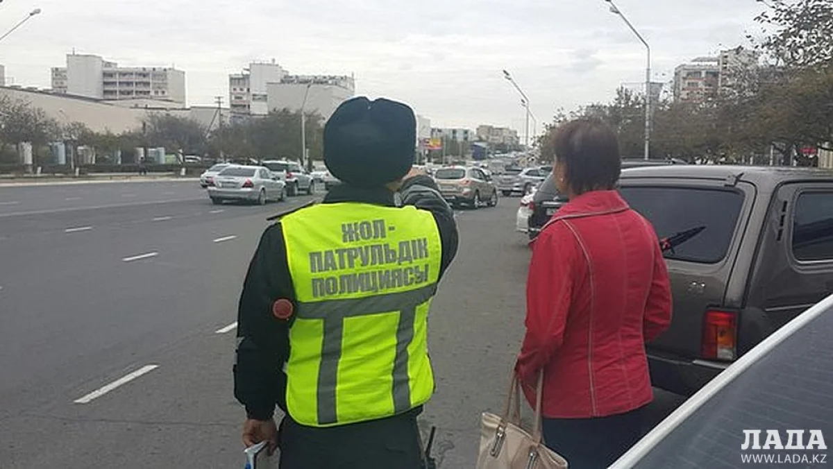 Сотрудник ДПС Еркин Умирзаков призывал пешеходов придерживаться ПДД. Фото Шолпан Юлдашевой