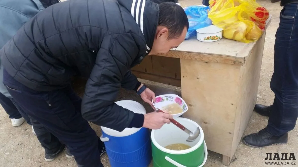 Волонтеры кормят бездомных людей горячей едой. Фото предоставлено сотрудниками благотворительного фонда «Адал»||news_pic_more|<!--TBegin--><a href="https://img.lada.kz/2015-10/1446099882_img-20151029-wa0011-1.jpg" onclick="return hs.expand(this)" ><img align="left" src="https://img.lada.kz/2015-10/thumbs/1446099882_img-20151029-wa0011-1.jpg" alt='В Актау каждую неделю по средам волонтеры благотворительного фонда «Адал» кормят бесплатно бездомных людей' title='В Актау каждую неделю по средам волонтеры благотворительного фонда «Адал» кормят бесплатно бездомных людей'  /></a><!--TEnd--><br /><!--TBegin--><a href="https://img.lada.kz/2015-10/1446099803_img-20151029-wa0016.jpg" onclick="return hs.expand(this)" ><img align="left" src="https://img.lada.kz/2015-10/thumbs/1446099803_img-20151029-wa0016.jpg" alt='В Актау каждую неделю по средам волонтеры благотворительного фонда «Адал» кормят бесплатно бездомных людей' title='В Актау каждую неделю по средам волонтеры благотворительного фонда «Адал» кормят бесплатно бездомных людей'  /></a><!--TEnd--><br /><!--TBegin--><a href="https://img.lada.kz/2015-10/1446099805_img-20151029-wa0017.jpg" onclick="return hs.expand(this)" ><img align="left" src="https://img.lada.kz/2015-10/thumbs/1446099805_img-20151029-wa0017.jpg" alt='В Актау каждую неделю по средам волонтеры благотворительного фонда «Адал» кормят бесплатно бездомных людей' title='В Актау каждую неделю по средам волонтеры благотворительного фонда «Адал» кормят бесплатно бездомных людей'  /></a><!--TEnd--><br /><!--TBegin--><a href="https://img.lada.kz/2015-10/1446099885_img-20151029-wa0018.jpg" onclick="return hs.expand(this)" ><img align="left" src="https://img.lada.kz/2015-10/thumbs/1446099885_img-20151029-wa0018.jpg" alt='В Актау каждую неделю по средам волонтеры благотворительного фонда «Адал» кормят бесплатно бездомных людей' title='В Актау каждую неделю по средам волонтеры благотворительного фонда «Адал» кормят бесплатно бездомных людей'  /></a><!--TEnd-->