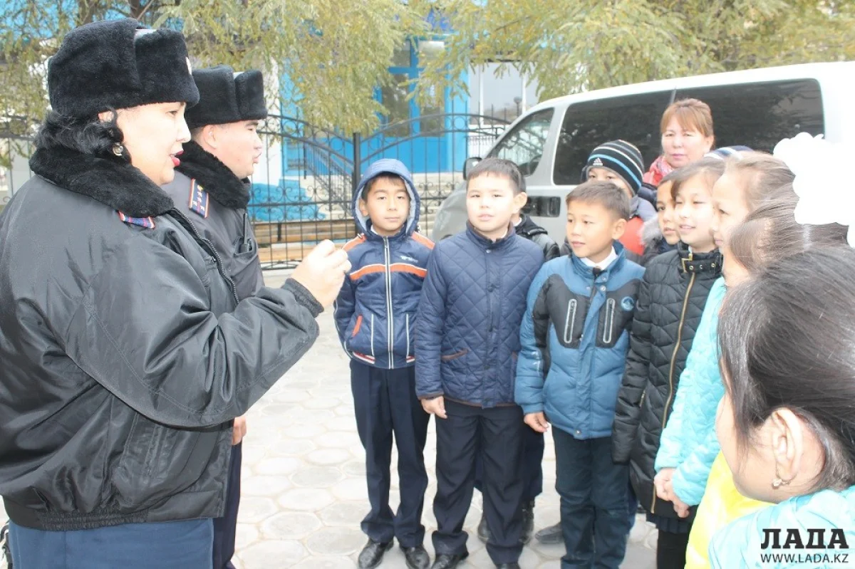 Эльвира Касанова с коллегой объясняют детям правила поведения на улице. Фото автора||news_pic_more|<!--TBegin--><a href="https://img.lada.kz/2015-10/1446105982_img_0005.jpg" onclick="return hs.expand(this)" ><img align="left" src="https://img.lada.kz/2015-10/thumbs/1446105982_img_0005.jpg" alt='Полицейские Мангистау провели очередную акцию по обеспечению безопасности детей на улице' title='Полицейские Мангистау провели очередную акцию по обеспечению безопасности детей на улице'  /></a><!--TEnd--><br /><!--TBegin--><a href="https://img.lada.kz/2015-10/1446106044_img_0028.jpg" onclick="return hs.expand(this)" ><img align="left" src="https://img.lada.kz/2015-10/thumbs/1446106044_img_0028.jpg" alt='Полицейские Мангистау провели очередную акцию по обеспечению безопасности детей на улице' title='Полицейские Мангистау провели очередную акцию по обеспечению безопасности детей на улице'  /></a><!--TEnd--><br /><!--TBegin--><a href="https://img.lada.kz/2015-10/1446106006_img_0046.jpg" onclick="return hs.expand(this)" ><img align="left" src="https://img.lada.kz/2015-10/thumbs/1446106006_img_0046.jpg" alt='Полицейские Мангистау провели очередную акцию по обеспечению безопасности детей на улице' title='Полицейские Мангистау провели очередную акцию по обеспечению безопасности детей на улице'  /></a><!--TEnd-->