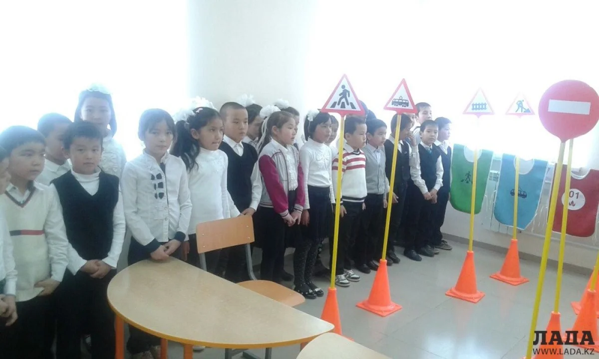 Урок по ПДД - часть полицейской акции. Фото УВД Мунайлы