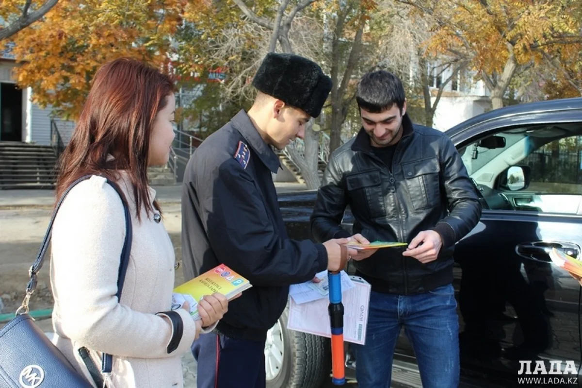 Водитель внедорожника признал свое нарушение и с удовольствием принял подарок от полицейского||news_pic_more|<!--TBegin--><a href="https://img.lada.kz/2015-10/1446294554_img_4668.jpg" onclick="return hs.expand(this)" ><img align="left" src="https://img.lada.kz/2015-10/thumbs/1446294554_img_4668.jpg" alt='Актауским водителям-нарушителям вместо штрафов дарили книги с правилами дорожного движения' title='Актауским водителям-нарушителям вместо штрафов дарили книги с правилами дорожного движения'  /></a><!--TEnd--><br /><!--TBegin--><a href="https://img.lada.kz/2015-10/1446294546_img_4675.jpg" onclick="return hs.expand(this)" ><img align="left" src="https://img.lada.kz/2015-10/thumbs/1446294546_img_4675.jpg" alt='Актауским водителям-нарушителям вместо штрафов дарили книги с правилами дорожного движения' title='Актауским водителям-нарушителям вместо штрафов дарили книги с правилами дорожного движения'  /></a><!--TEnd--><br /><!--TBegin--><a href="https://img.lada.kz/2015-10/1446294539_img_4705.jpg" onclick="return hs.expand(this)" ><img align="left" src="https://img.lada.kz/2015-10/thumbs/1446294539_img_4705.jpg" alt='Актауским водителям-нарушителям вместо штрафов дарили книги с правилами дорожного движения' title='Актауским водителям-нарушителям вместо штрафов дарили книги с правилами дорожного движения'  /></a><!--TEnd--><br /><!--TBegin--><a href="https://img.lada.kz/2015-10/1446294505_img_4722.jpg" onclick="return hs.expand(this)" ><img align="left" src="https://img.lada.kz/2015-10/thumbs/1446294505_img_4722.jpg" alt='Актауским водителям-нарушителям вместо штрафов дарили книги с правилами дорожного движения' title='Актауским водителям-нарушителям вместо штрафов дарили книги с правилами дорожного движения'  /></a><!--TEnd--><br /><!--TBegin--><a href="https://img.lada.kz/2015-10/1446294540_img_4737.jpg" onclick="return hs.expand(this)" ><img align="left" src="https://img.lada.kz/2015-10/thumbs/1446294540_img_4737.jpg" alt='Актауским водителям-нарушителям вместо штрафов дарили книги с правилами дорожного движения' title='Актауским водителям-нарушителям вместо штрафов дарили книги с правилами дорожного движения'  /></a><!--TEnd-->