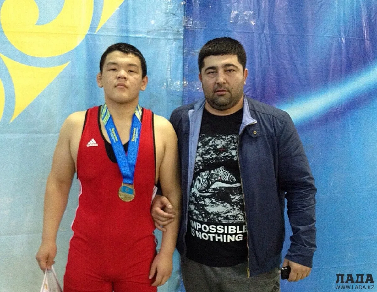 Кайсар Турбергенов с тренером Эдиком Тахаевым. Фото предоставлено МОСДЮШОР