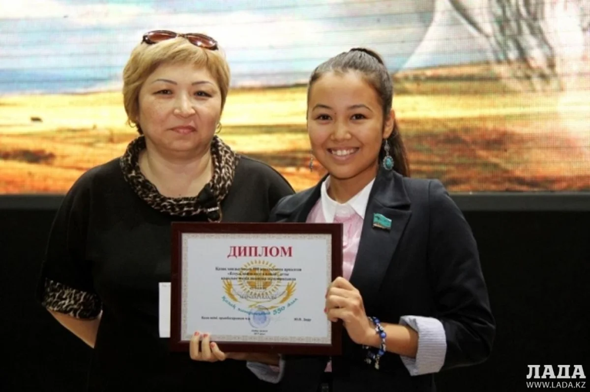 Г.Умирзакова с организатором конкурса. Фото автора