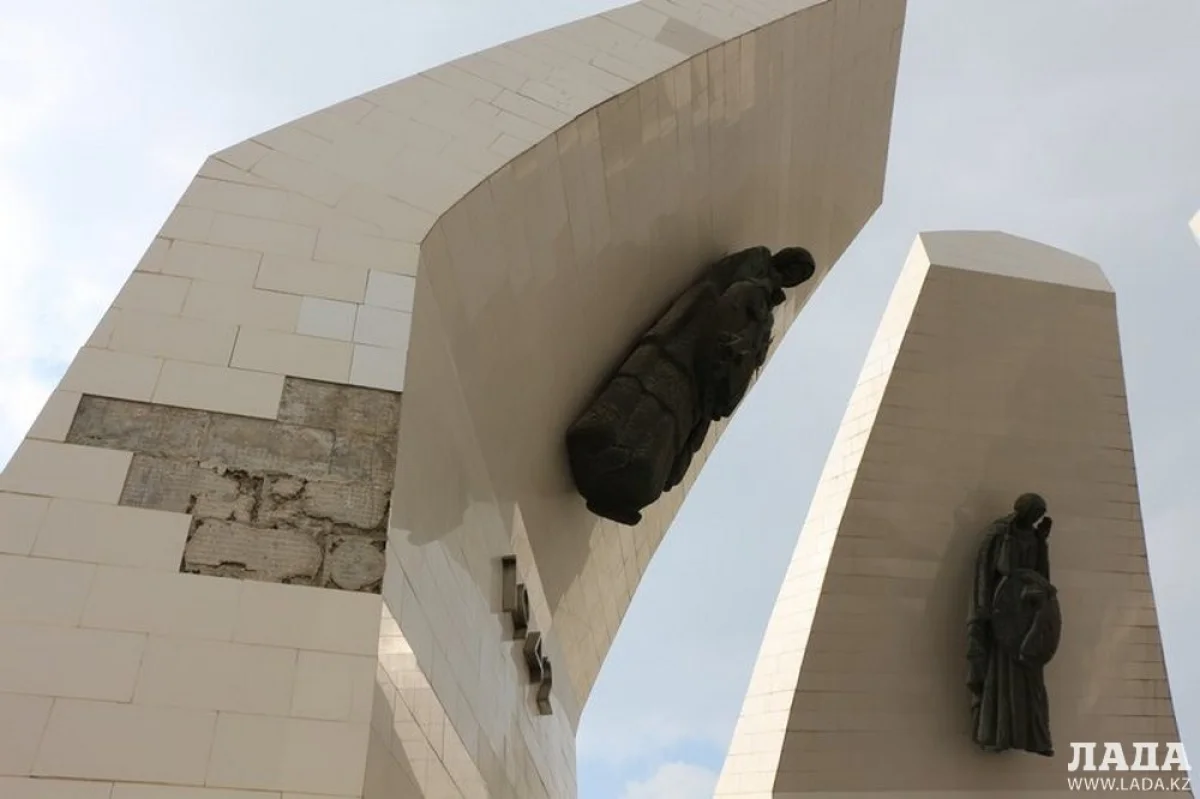 Фото пользователя||news_pic_more|<!--TBegin--><a href="https://img.lada.kz/2015-11/1446728775_img_0350.jpg" onclick="return hs.expand(this)" ><img align="left" src="https://img.lada.kz/2015-11/thumbs/1446728775_img_0350.jpg" alt='Власти Актау пообещали восстановить облицовку мемориала «Вечный огонь»' title='Власти Актау пообещали восстановить облицовку мемориала «Вечный огонь»'  /></a><!--TEnd--><br /><!--TBegin--><a href="https://img.lada.kz/2015-11/1446728708_img_0353.jpg" onclick="return hs.expand(this)" ><img align="left" src="https://img.lada.kz/2015-11/thumbs/1446728708_img_0353.jpg" alt='Власти Актау пообещали восстановить облицовку мемориала «Вечный огонь»' title='Власти Актау пообещали восстановить облицовку мемориала «Вечный огонь»'  /></a><!--TEnd-->