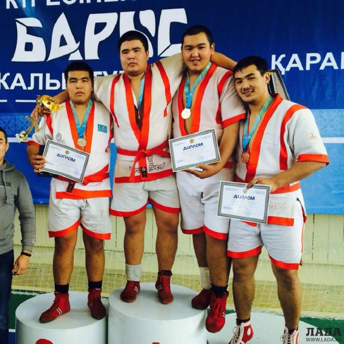 Нурдаулет Жарылгапов (слева крайний) на пьедестале почета. Фото предоставил Жамбыл Бисенкулов