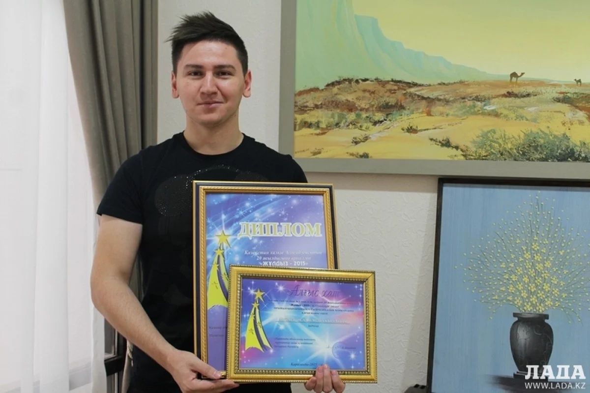 Ислам Музаев держит в руках свои награды. Фото автора