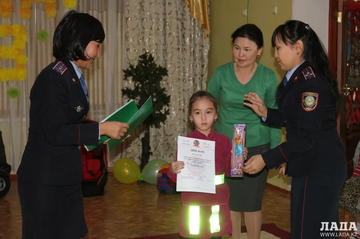 Фото Азамата Сарсенбаева||news_pic_more|<!--TBegin--><a href="https://img.lada.kz/2015-11/1447153647_img_9245.jpg" onclick="return hs.expand(this)" ><img align="left" src="https://img.lada.kz/2015-11/thumbs/1447153647_img_9245.jpg" alt='В Актау полицейские призвали родителей прикреплять к одежде детей светоотражающие фликеры' title='В Актау полицейские призвали родителей прикреплять к одежде детей светоотражающие фликеры'  /></a><!--TEnd--><br /><!--TBegin--><a href="https://img.lada.kz/2015-11/1447153739_img_9246.jpg" onclick="return hs.expand(this)" ><img align="left" src="https://img.lada.kz/2015-11/thumbs/1447153739_img_9246.jpg" alt='В Актау полицейские призвали родителей прикреплять к одежде детей светоотражающие фликеры' title='В Актау полицейские призвали родителей прикреплять к одежде детей светоотражающие фликеры'  /></a><!--TEnd--><br /><!--TBegin--><a href="https://img.lada.kz/2015-11/1447153653_img_9249.jpg" onclick="return hs.expand(this)" ><img align="left" src="https://img.lada.kz/2015-11/thumbs/1447153653_img_9249.jpg" alt='В Актау полицейские призвали родителей прикреплять к одежде детей светоотражающие фликеры' title='В Актау полицейские призвали родителей прикреплять к одежде детей светоотражающие фликеры'  /></a><!--TEnd--><br /><!--TBegin--><a href="https://img.lada.kz/2015-11/1447153703_img_9253.jpg" onclick="return hs.expand(this)" ><img align="left" src="https://img.lada.kz/2015-11/thumbs/1447153703_img_9253.jpg" alt='В Актау полицейские призвали родителей прикреплять к одежде детей светоотражающие фликеры' title='В Актау полицейские призвали родителей прикреплять к одежде детей светоотражающие фликеры'  /></a><!--TEnd--><br /><!--TBegin--><a href="https://img.lada.kz/2015-11/1447153702_img_9265.jpg" onclick="return hs.expand(this)" ><img align="left" src="https://img.lada.kz/2015-11/thumbs/1447153702_img_9265.jpg" alt='В Актау полицейские призвали родителей прикреплять к одежде детей светоотражающие фликеры' title='В Актау полицейские призвали родителей прикреплять к одежде детей светоотражающие фликеры'  /></a><!--TEnd-->
