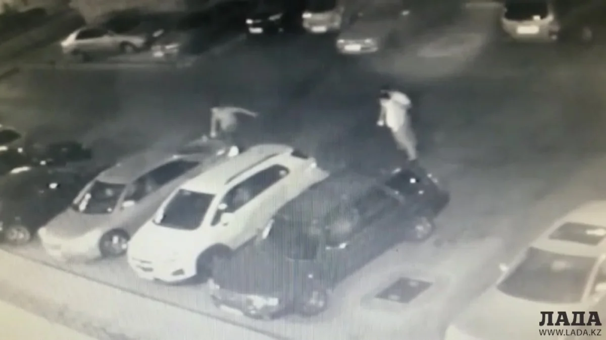 Хулиган пинает машины в 4 районе Актау