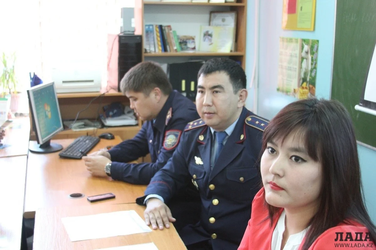 Встреча полицейских в колледже. Фото Азамата Сарсенбаева
