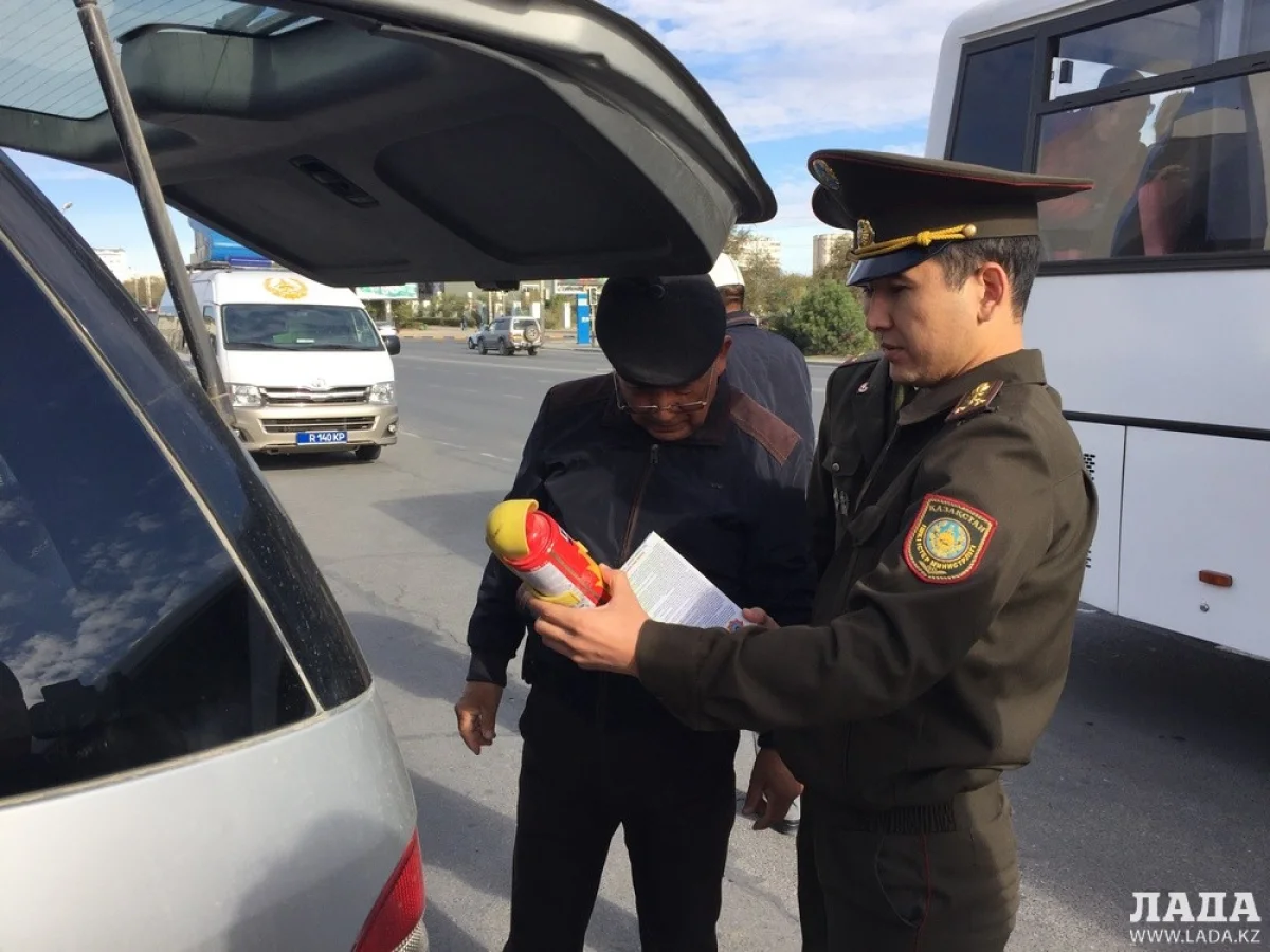 Пожарные проверили исправность огнетушителей. Фото предоставлено сотрудниками УЧС