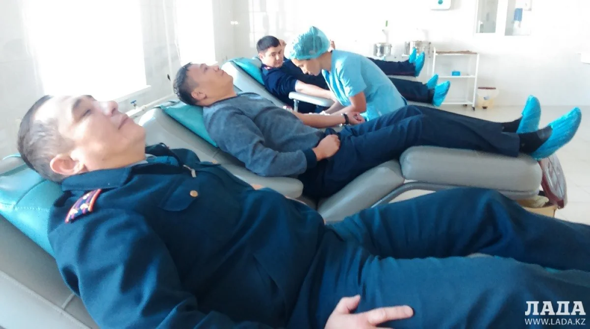 Сдача крови сотрудниками полиции. Фото автора