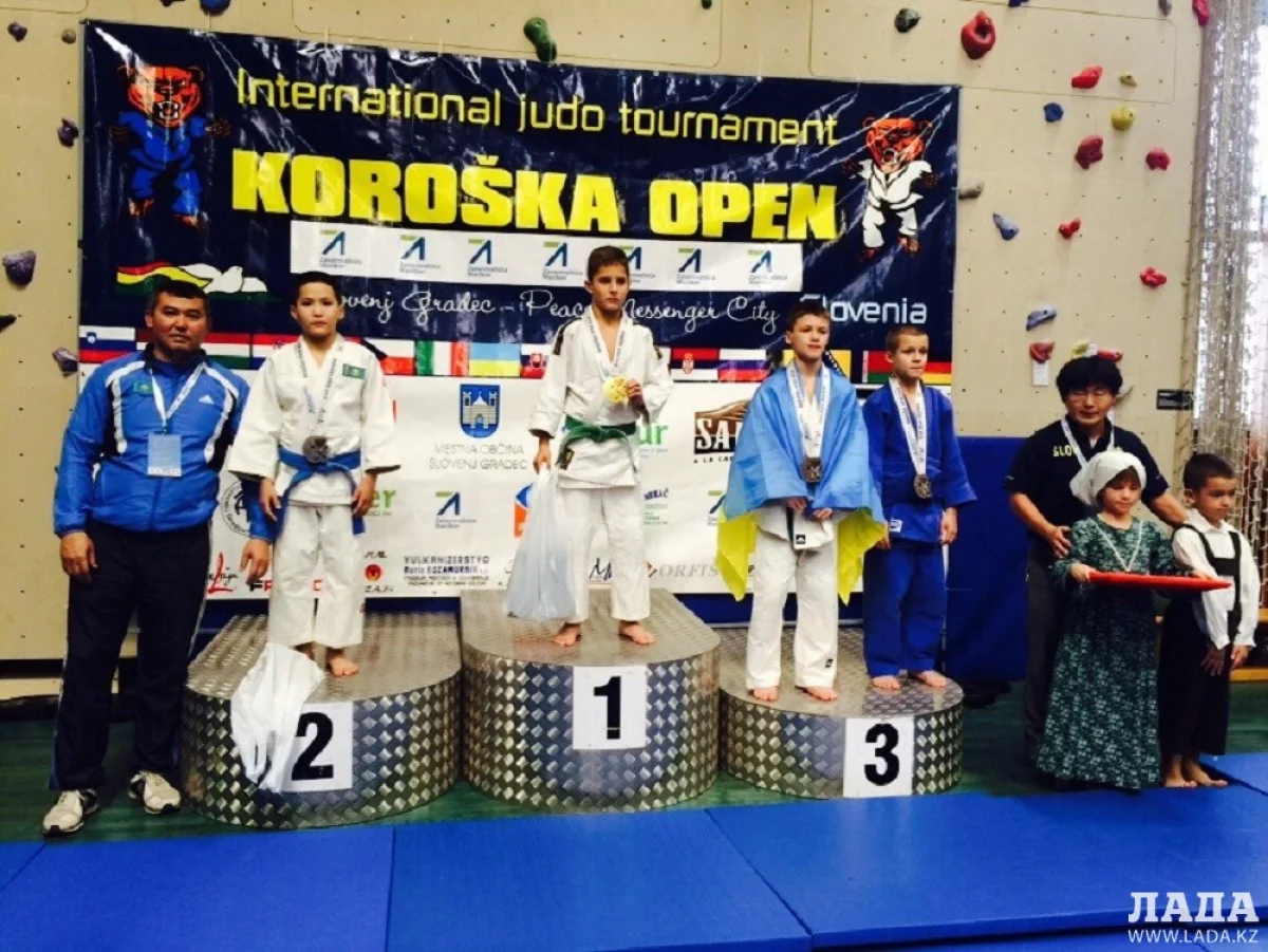 Нурсултан Манарбекулы на второй ступени пьедестала. Фото предоставлено участниками соревнований