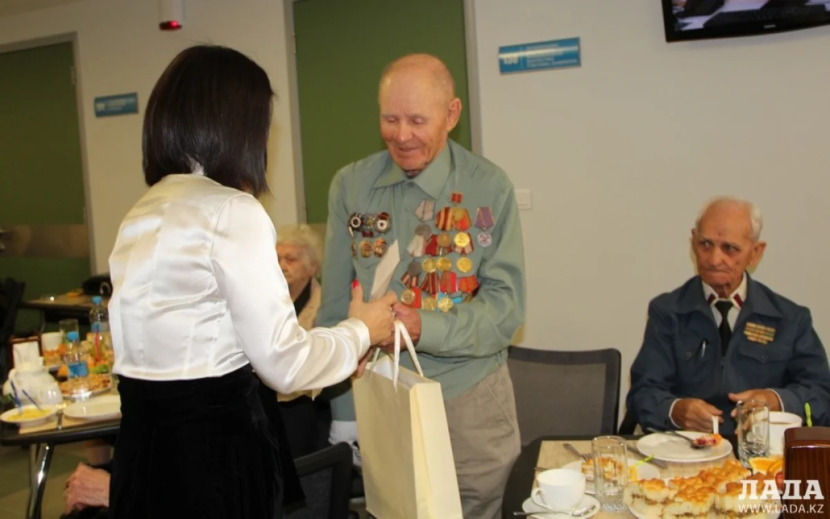 Вручение подарков ветеранам. Фото автора||news_pic_more|<!--dle_image_begin:https://img.lada.kz/2015-11/1447829423_img_9673.jpg&#124;left--><img src="https://img.lada.kz/2015-11/1447829423_img_9673.jpg" align="left" alt="Мангистауским ветеранам вручили сертификаты на пожизненное бесплатное медицинское обслуживание" title="Мангистауским ветеранам вручили сертификаты на пожизненное бесплатное медицинское обслуживание"  /><!--dle_image_end--><br /><!--dle_image_begin:https://img.lada.kz/2015-11/1447829384_img_9686.jpg&#124;left--><img src="https://img.lada.kz/2015-11/1447829384_img_9686.jpg" align="left" alt="Мангистауским ветеранам вручили сертификаты на пожизненное бесплатное медицинское обслуживание" title="Мангистауским ветеранам вручили сертификаты на пожизненное бесплатное медицинское обслуживание"  /><!--dle_image_end--><br /><!--dle_image_begin:https://img.lada.kz/2015-11/1447829392_img_9690.jpg&#124;left--><img src="https://img.lada.kz/2015-11/1447829392_img_9690.jpg" align="left" alt="Мангистауским ветеранам вручили сертификаты на пожизненное бесплатное медицинское обслуживание" title="Мангистауским ветеранам вручили сертификаты на пожизненное бесплатное медицинское обслуживание"  /><!--dle_image_end--><br /><!--dle_image_begin:https://img.lada.kz/2015-11/1447829360_img_9692.jpg&#124;left--><img src="https://img.lada.kz/2015-11/1447829360_img_9692.jpg" align="left" alt="Мангистауским ветеранам вручили сертификаты на пожизненное бесплатное медицинское обслуживание" title="Мангистауским ветеранам вручили сертификаты на пожизненное бесплатное медицинское обслуживание"  /><!--dle_image_end--><br /><!--dle_image_begin:https://img.lada.kz/2015-11/1447829368_img_9697.jpg&#124;left--><img src="https://img.lada.kz/2015-11/1447829368_img_9697.jpg" align="left" alt="Мангистауским ветеранам вручили сертификаты на пожизненное бесплатное медицинское обслуживание" title="Мангистауским ветеранам вручили сертификаты на пожизненное бесплатное медицинское обслуживание"  /><!--dle_image_end--><br /><!--dle_image_begin:https://img.lada.kz/2015-11/1447829371_img_9698.jpg&#124;left--><img src="https://img.lada.kz/2015-11/1447829371_img_9698.jpg" align="left" alt="Мангистауским ветеранам вручили сертификаты на пожизненное бесплатное медицинское обслуживание" title="Мангистауским ветеранам вручили сертификаты на пожизненное бесплатное медицинское обслуживание"  /><!--dle_image_end--><br /><!--dle_image_begin:https://img.lada.kz/2015-11/1447829422_img_9699.jpg&#124;left--><img src="https://img.lada.kz/2015-11/1447829422_img_9699.jpg" align="left" alt="Мангистауским ветеранам вручили сертификаты на пожизненное бесплатное медицинское обслуживание" title="Мангистауским ветеранам вручили сертификаты на пожизненное бесплатное медицинское обслуживание"  /><!--dle_image_end--><br /><!--dle_image_begin:https://img.lada.kz/2015-11/1447829422_img_9704.jpg&#124;left--><img src="https://img.lada.kz/2015-11/1447829422_img_9704.jpg" align="left" alt="Мангистауским ветеранам вручили сертификаты на пожизненное бесплатное медицинское обслуживание" title="Мангистауским ветеранам вручили сертификаты на пожизненное бесплатное медицинское обслуживание"  /><!--dle_image_end--><br /><!--dle_image_begin:https://img.lada.kz/2015-11/1447829393_img_9707.jpg&#124;left--><img src="https://img.lada.kz/2015-11/1447829393_img_9707.jpg" align="left" alt="Мангистауским ветеранам вручили сертификаты на пожизненное бесплатное медицинское обслуживание" title="Мангистауским ветеранам вручили сертификаты на пожизненное бесплатное медицинское обслуживание"  /><!--dle_image_end--><br /><!--dle_image_begin:https://img.lada.kz/2015-11/1447829423_img_9708.jpg&#124;left--><img src="https://img.lada.kz/2015-11/1447829423_img_9708.jpg" align="left" alt="Мангистауским ветеранам вручили сертификаты на пожизненное бесплатное медицинское обслуживание" title="Мангистауским ветеранам вручили сертификаты на пожизненное бесплатное медицинское обслуживание"  /><!--dle_image_end--><br /><!--dle_image_begin:https://img.lada.kz/2015-11/1447829385_img_9712.jpg&#124;left--><img src="https://img.lada.kz/2015-11/1447829385_img_9712.jpg" align="left" alt="Мангистауским ветеранам вручили сертификаты на пожизненное бесплатное медицинское обслуживание" title="Мангистауским ветеранам вручили сертификаты на пожизненное бесплатное медицинское обслуживание"  /><!--dle_image_end--><br /><!--dle_image_begin:https://img.lada.kz/2015-11/1447829394_img_9719.jpg&#124;left--><img src="https://img.lada.kz/2015-11/1447829394_img_9719.jpg" align="left" alt="Мангистауским ветеранам вручили сертификаты на пожизненное бесплатное медицинское обслуживание" title="Мангистауским ветеранам вручили сертификаты на пожизненное бесплатное медицинское обслуживание"  /><!--dle_image_end-->
