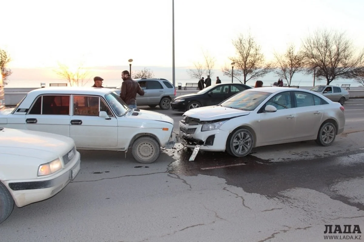 Фото Рашида Исмагилова||news_pic_more|<!--TBegin--><a href="https://img.lada.kz/2015-11/1447940464_img_0152.jpg" onclick="return hs.expand(this)" ><img align="left" src="https://img.lada.kz/2015-11/thumbs/1447940464_img_0152.jpg" alt='Сотрудник ДПС: Уснувший за рулем водитель стал причиной столкновения трех автомобилей в Актау' title='Сотрудник ДПС: Уснувший за рулем водитель стал причиной столкновения трех автомобилей в Актау'  /></a><!--TEnd--><br /><!--TBegin--><a href="https://img.lada.kz/2015-11/1447940464_img_0154.jpg" onclick="return hs.expand(this)" ><img align="left" src="https://img.lada.kz/2015-11/thumbs/1447940464_img_0154.jpg" alt='Сотрудник ДПС: Уснувший за рулем водитель стал причиной столкновения трех автомобилей в Актау' title='Сотрудник ДПС: Уснувший за рулем водитель стал причиной столкновения трех автомобилей в Актау'  /></a><!--TEnd-->