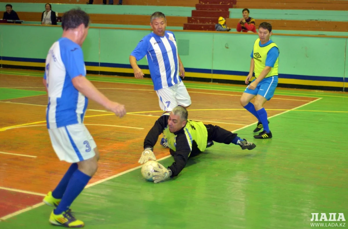 Напряженный момент игры||news_pic_more|<!--TBegin--><a href="https://img.lada.kz/2015-11/1447995567_111dsc_9226.jpg" onclick="return hs.expand(this)" ><img align="left" src="https://img.lada.kz/2015-11/thumbs/1447995567_111dsc_9226.jpg" alt='В турнире по футзалу на Кубок «Мобил-Сервис» в Актау участвуют 12 команд' title='В турнире по футзалу на Кубок «Мобил-Сервис» в Актау участвуют 12 команд'  /></a><!--TEnd--><br /><!--TBegin--><a href="https://img.lada.kz/2015-11/1447995571_111-dsc_9228.jpg" onclick="return hs.expand(this)" ><img align="left" src="https://img.lada.kz/2015-11/thumbs/1447995571_111-dsc_9228.jpg" alt='В турнире по футзалу на Кубок «Мобил-Сервис» в Актау участвуют 12 команд' title='В турнире по футзалу на Кубок «Мобил-Сервис» в Актау участвуют 12 команд'  /></a><!--TEnd--><br /><!--TBegin--><a href="https://img.lada.kz/2015-11/1447995566_111dsc_9222.jpg" onclick="return hs.expand(this)" ><img align="left" src="https://img.lada.kz/2015-11/thumbs/1447995566_111dsc_9222.jpg" alt='В турнире по футзалу на Кубок «Мобил-Сервис» в Актау участвуют 12 команд' title='В турнире по футзалу на Кубок «Мобил-Сервис» в Актау участвуют 12 команд'  /></a><!--TEnd--><br /><!--TBegin--><a href="https://img.lada.kz/2015-11/1447995656_111dsc_9225.jpg" onclick="return hs.expand(this)" ><img align="left" src="https://img.lada.kz/2015-11/thumbs/1447995656_111dsc_9225.jpg" alt='В турнире по футзалу на Кубок «Мобил-Сервис» в Актау участвуют 12 команд' title='В турнире по футзалу на Кубок «Мобил-Сервис» в Актау участвуют 12 команд'  /></a><!--TEnd-->