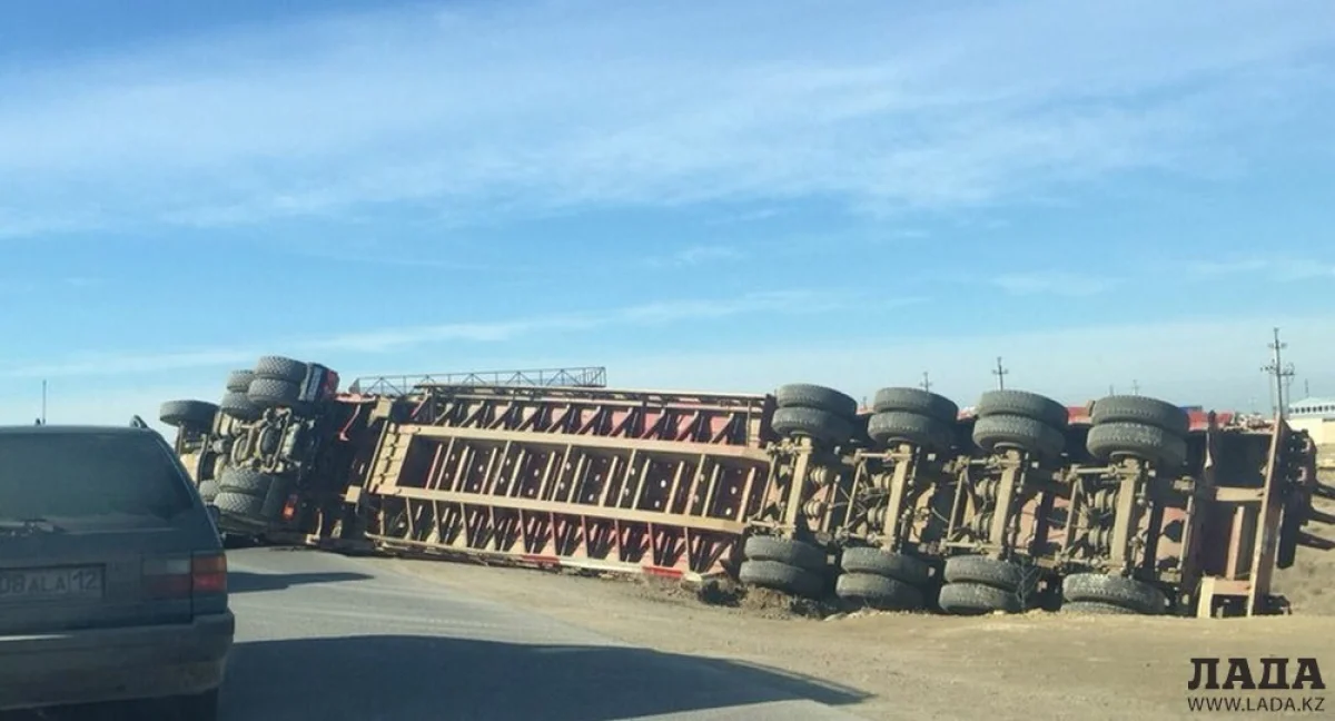 Фото с места ДТП||news_pic_more|<!--TBegin--><a href="https://img.lada.kz/2015-11/1448199988_coz0hu_lx_g.jpg" onclick="return hs.expand(this)" ><img src="https://img.lada.kz/2015-11/thumbs/1448199988_coz0hu_lx_g.jpg" alt='Трал с экскаватором перевернулся недалеко от станции Мангышлак' title='Трал с экскаватором перевернулся недалеко от станции Мангышлак'  /></a><!--TEnd--><br /><!--TBegin--><a href="https://img.lada.kz/2015-11/1448199965_fbcyb4jlq4y.jpg" onclick="return hs.expand(this)" ><img src="https://img.lada.kz/2015-11/thumbs/1448199965_fbcyb4jlq4y.jpg" alt='Трал с экскаватором перевернулся недалеко от станции Мангышлак' title='Трал с экскаватором перевернулся недалеко от станции Мангышлак'  /></a><!--TEnd--><br /><!--TBegin--><a href="https://img.lada.kz/2015-11/1448204212_hmeytrd1swy.jpg" onclick="return hs.expand(this)" ><img align="left" src="https://img.lada.kz/2015-11/thumbs/1448204212_hmeytrd1swy.jpg" alt='Трал с экскаватором перевернулся недалеко от станции Мангышлак' title='Трал с экскаватором перевернулся недалеко от станции Мангышлак'  /></a><!--TEnd-->