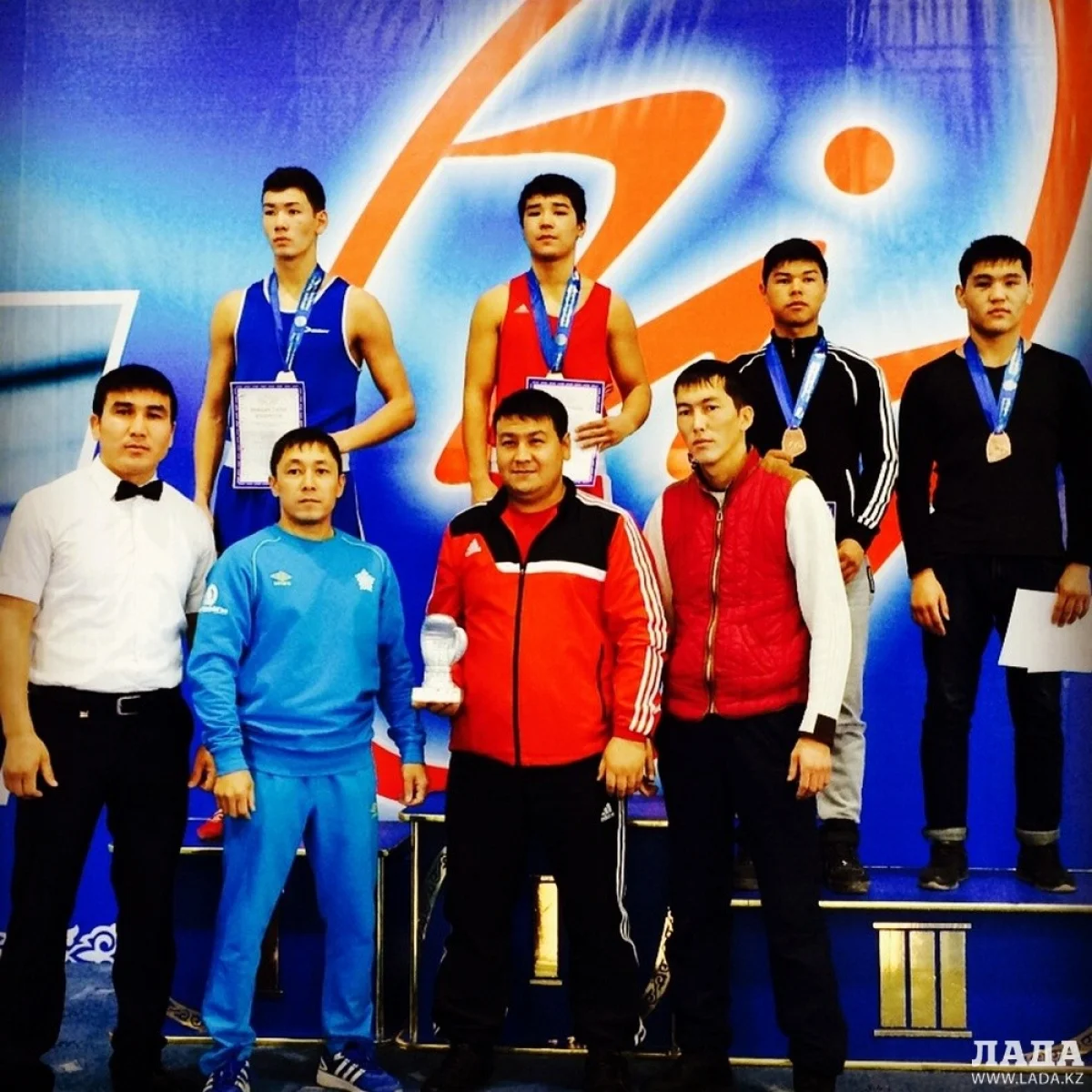 Награждение победителей. Фото предоставлено пресс-службой Федерации бокса Мангистауской области