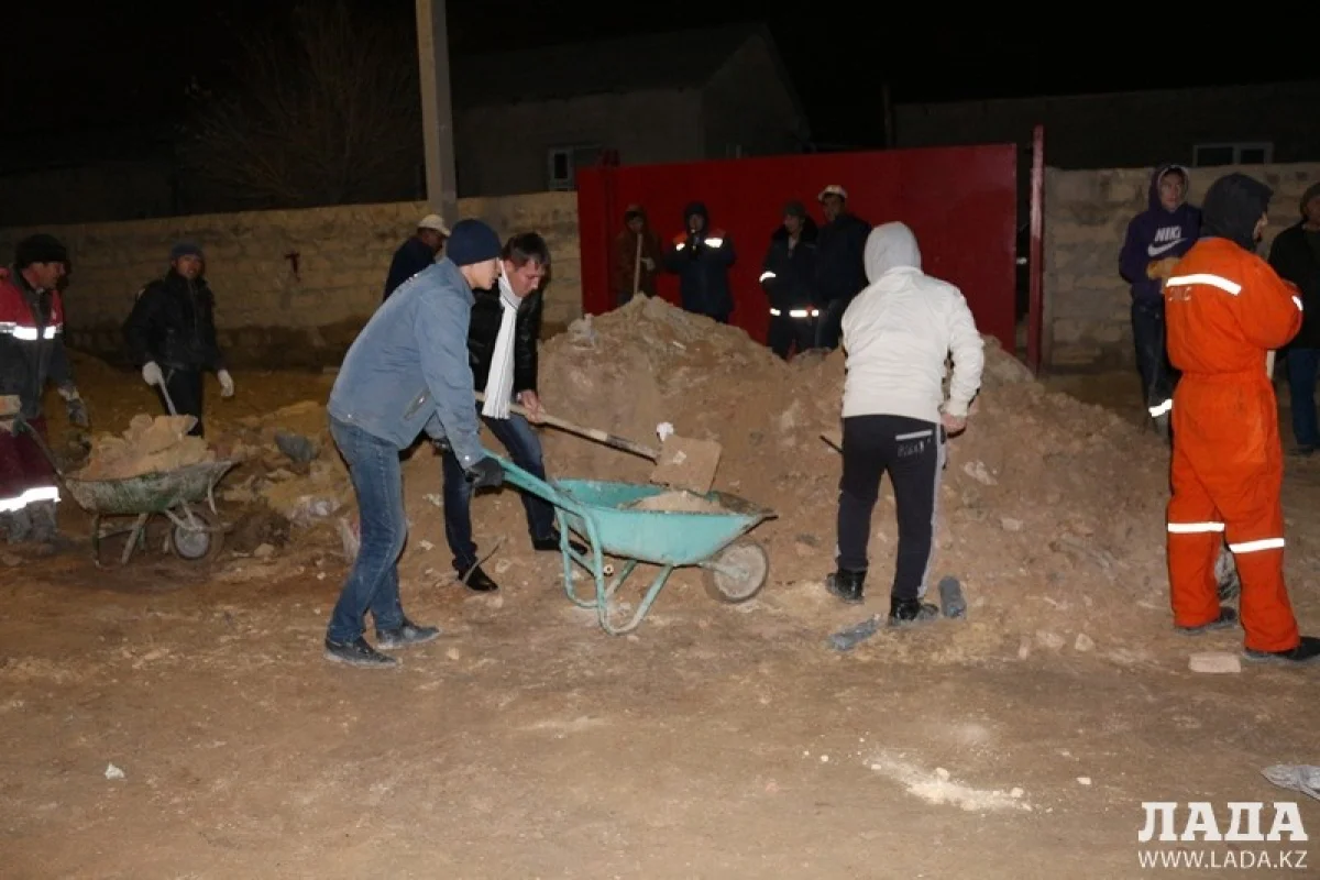 Жители поселка Арай строят дорогу по ночам||news_pic_more|<!--TBegin--><a href="https://img.lada.kz/2015-11/1448470344_img_0032.jpg" onclick="return hs.expand(this)" ><img align="left" src="https://img.lada.kz/2015-11/thumbs/1448470344_img_0032.jpg" alt='Не дождавшись дороги от акимата, жители поселка Арай в Мунайлы вышли строить ее сами' title='Не дождавшись дороги от акимата, жители поселка Арай в Мунайлы вышли строить ее сами'  /></a><!--TEnd--><br /><!--TBegin--><a href="https://img.lada.kz/2015-11/1448470310_img_0019.jpg" onclick="return hs.expand(this)" ><img align="left" src="https://img.lada.kz/2015-11/thumbs/1448470310_img_0019.jpg" alt='Не дождавшись дороги от акимата, жители поселка Арай в Мунайлы вышли строить ее сами' title='Не дождавшись дороги от акимата, жители поселка Арай в Мунайлы вышли строить ее сами'  /></a><!--TEnd--><br /><!--TBegin--><a href="https://img.lada.kz/2015-11/1448470375_img_0014.jpg" onclick="return hs.expand(this)" ><img align="left" src="https://img.lada.kz/2015-11/thumbs/1448470375_img_0014.jpg" alt='Не дождавшись дороги от акимата, жители поселка Арай в Мунайлы вышли строить ее сами' title='Не дождавшись дороги от акимата, жители поселка Арай в Мунайлы вышли строить ее сами'  /></a><!--TEnd--><br /><!--TBegin--><a href="https://img.lada.kz/2015-11/1448470327_img_0012.jpg" onclick="return hs.expand(this)" ><img align="left" src="https://img.lada.kz/2015-11/thumbs/1448470327_img_0012.jpg" alt='Не дождавшись дороги от акимата, жители поселка Арай в Мунайлы вышли строить ее сами' title='Не дождавшись дороги от акимата, жители поселка Арай в Мунайлы вышли строить ее сами'  /></a><!--TEnd--><br /><!--TBegin--><a href="https://img.lada.kz/2015-11/1448513203_sp4wy6n7gds-2.jpg" onclick="return hs.expand(this)" ><img align="left" src="https://img.lada.kz/2015-11/thumbs/1448513203_sp4wy6n7gds-2.jpg" alt='Не дождавшись дороги от акимата, жители поселка Арай в Мунайлы вышли строить ее сами' title='Не дождавшись дороги от акимата, жители поселка Арай в Мунайлы вышли строить ее сами'  /></a><!--TEnd--><br /><!--TBegin--><a href="https://img.lada.kz/2015-11/1448513266_8mnqwcsr7dw-2.jpg" onclick="return hs.expand(this)" ><img align="left" src="https://img.lada.kz/2015-11/thumbs/1448513266_8mnqwcsr7dw-2.jpg" alt='Не дождавшись дороги от акимата, жители поселка Арай в Мунайлы вышли строить ее сами' title='Не дождавшись дороги от акимата, жители поселка Арай в Мунайлы вышли строить ее сами'  /></a><!--TEnd--><br /><!--TBegin--><a href="https://img.lada.kz/2015-11/1448513269_e0hmh-g18_e-2.jpg" onclick="return hs.expand(this)" ><img align="left" src="https://img.lada.kz/2015-11/thumbs/1448513269_e0hmh-g18_e-2.jpg" alt='Не дождавшись дороги от акимата, жители поселка Арай в Мунайлы вышли строить ее сами' title='Не дождавшись дороги от акимата, жители поселка Арай в Мунайлы вышли строить ее сами'  /></a><!--TEnd--><br /><!--TBegin--><a href="https://img.lada.kz/2015-11/1448513266_nsovdecx1mc-2.jpg" onclick="return hs.expand(this)" ><img align="left" src="https://img.lada.kz/2015-11/thumbs/1448513266_nsovdecx1mc-2.jpg" alt='Не дождавшись дороги от акимата, жители поселка Арай в Мунайлы вышли строить ее сами' title='Не дождавшись дороги от акимата, жители поселка Арай в Мунайлы вышли строить ее сами'  /></a><!--TEnd--><br /><br />