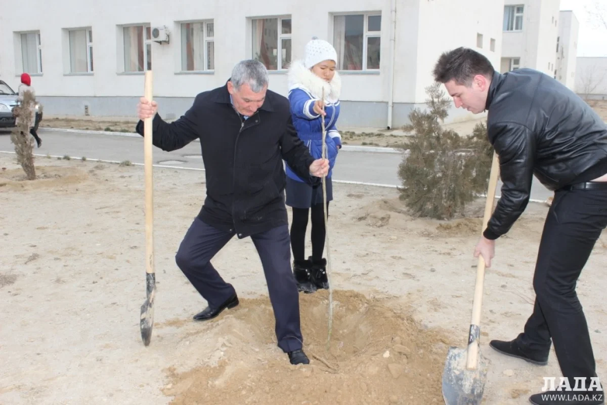 фото предоставлено организаторами мероприятия||news_pic_more|<!--TBegin--><a href="https://img.lada.kz/2015-11/1448876737_img_5172.jpg" onclick="return hs.expand(this)" ><img align="left" src="https://img.lada.kz/2015-11/thumbs/1448876737_img_5172.jpg" alt='В Актау представители этнокультурных центров посадили деревья у школы-интерната' title='В Актау представители этнокультурных центров посадили деревья у школы-интерната'  /></a><!--TEnd--><br /><!--TBegin--><a href="https://img.lada.kz/2015-11/1448876696_img_5159.jpg" onclick="return hs.expand(this)" ><img align="left" src="https://img.lada.kz/2015-11/thumbs/1448876696_img_5159.jpg" alt='В Актау представители этнокультурных центров посадили деревья у школы-интерната' title='В Актау представители этнокультурных центров посадили деревья у школы-интерната'  /></a><!--TEnd--><br /><!--TBegin--><a href="https://img.lada.kz/2015-11/1448876763_img_5157.jpg" onclick="return hs.expand(this)" ><img align="left" src="https://img.lada.kz/2015-11/thumbs/1448876763_img_5157.jpg" alt='В Актау представители этнокультурных центров посадили деревья у школы-интерната' title='В Актау представители этнокультурных центров посадили деревья у школы-интерната'  /></a><!--TEnd--><br /><!--TBegin--><a href="https://img.lada.kz/2015-11/1448876773_img_5133.jpg" onclick="return hs.expand(this)" ><img align="left" src="https://img.lada.kz/2015-11/thumbs/1448876773_img_5133.jpg" alt='В Актау представители этнокультурных центров посадили деревья у школы-интерната' title='В Актау представители этнокультурных центров посадили деревья у школы-интерната'  /></a><!--TEnd-->