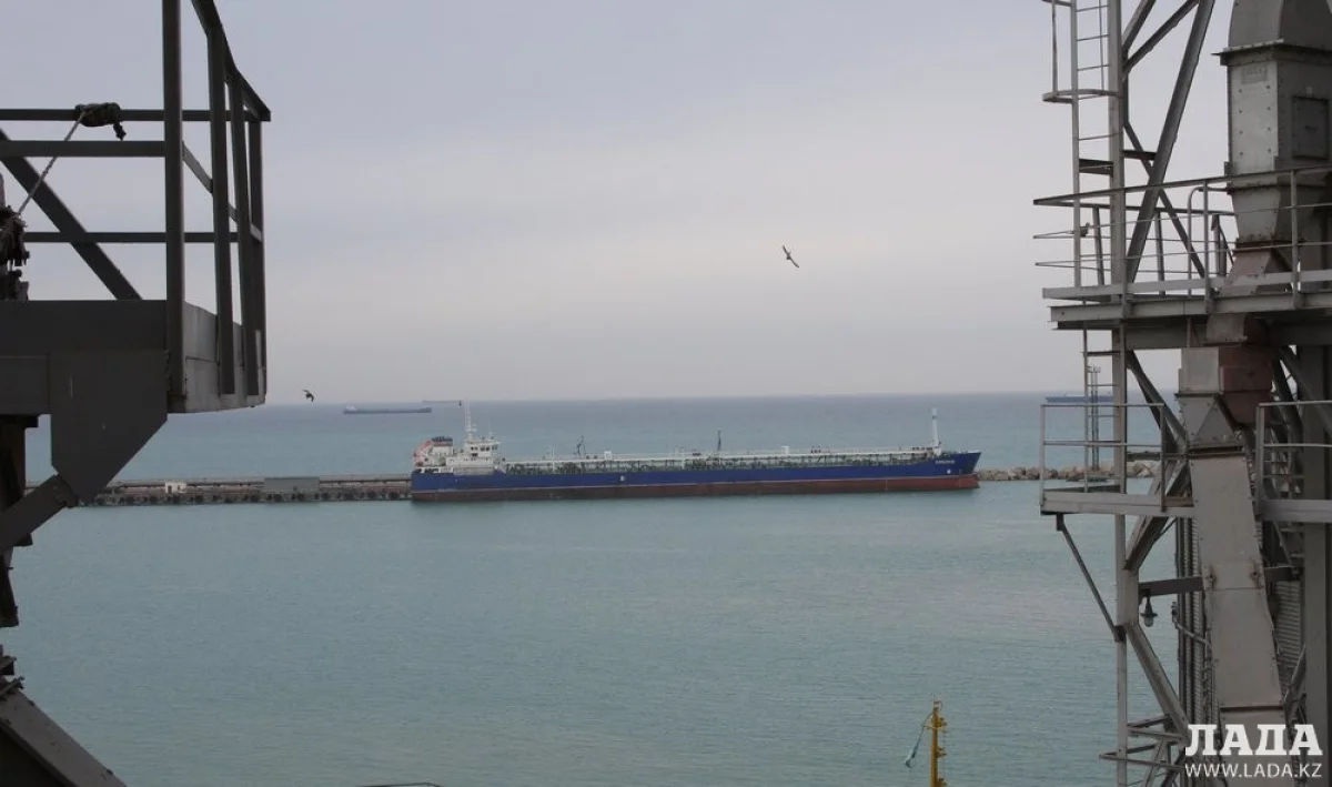 Паром в порту Актау