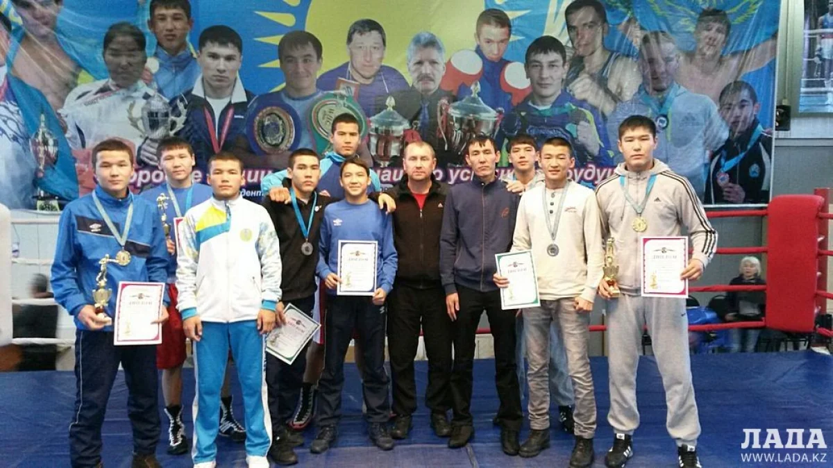 Награждение победителей. Фото предоставлено пресс-службой федерации бокса Мангистауской области