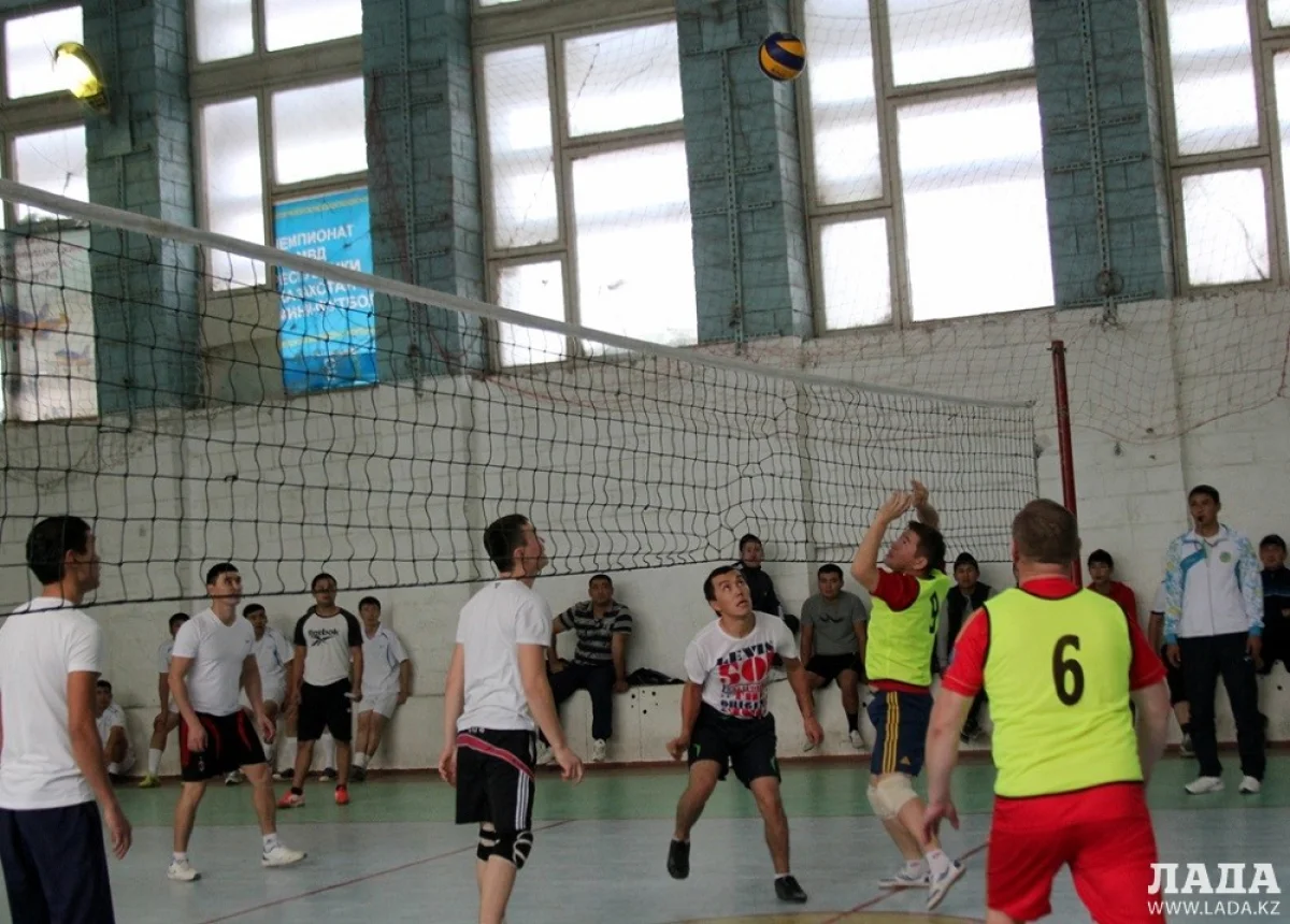 Борьба за первое место между жанаозенской и актауской командами. Фото Рукии Сычевой