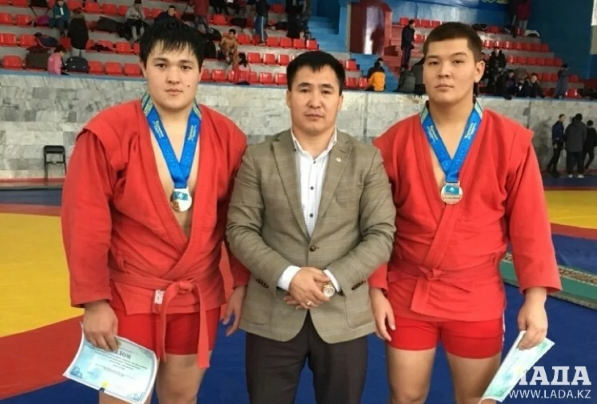 Бронзовые призеры и их тренер Манарбек Бисекенов. Фото предоставлено участниками турнира