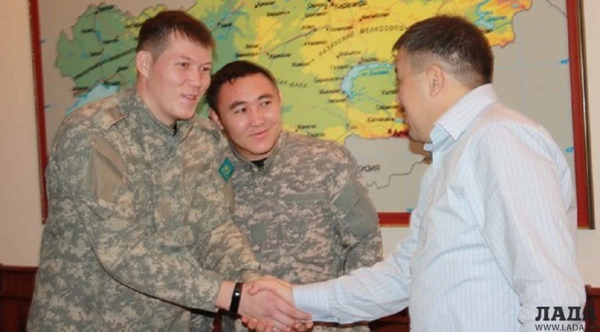 Кайрат Дальбеков поздравляет бронзовых призеров. Фото пресс-службы ДВД