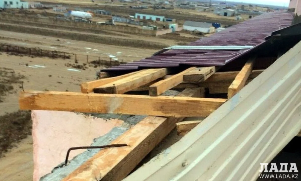 Часть крыши в новостройке снесло ветром