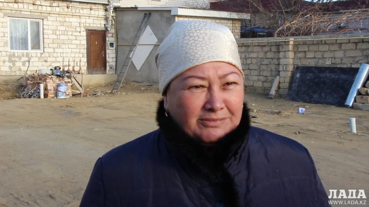 Айсауле Нурханова говорит, что времянка - единственное жилье, где может проживать семья||news_pic_more|<!--TBegin--><a href="https://img.lada.kz/2015-12/1449735222_img_7048.jpg" onclick="return hs.expand(this)" ><img align="left" src="https://img.lada.kz/2015-12/thumbs/1449735222_img_7048.jpg" alt='Семья Мукашевых: Приехавшим снести наш дом бульдозерам придется сначала снести нас' title='Семья Мукашевых: Приехавшим снести наш дом бульдозерам придется сначала снести нас'  /></a><!--TEnd--><br /><!--TBegin--><a href="https://img.lada.kz/2015-12/1449735208_img_7075.jpg" onclick="return hs.expand(this)" ><img align="left" src="https://img.lada.kz/2015-12/thumbs/1449735208_img_7075.jpg" alt='Семья Мукашевых: Приехавшим снести наш дом бульдозерам придется сначала снести нас' title='Семья Мукашевых: Приехавшим снести наш дом бульдозерам придется сначала снести нас'  /></a><!--TEnd--><br /><!--TBegin--><a href="https://img.lada.kz/2015-12/1449735200_img_7078.jpg" onclick="return hs.expand(this)" ><img align="left" src="https://img.lada.kz/2015-12/thumbs/1449735200_img_7078.jpg" alt='Семья Мукашевых: Приехавшим снести наш дом бульдозерам придется сначала снести нас' title='Семья Мукашевых: Приехавшим снести наш дом бульдозерам придется сначала снести нас'  /></a><!--TEnd-->