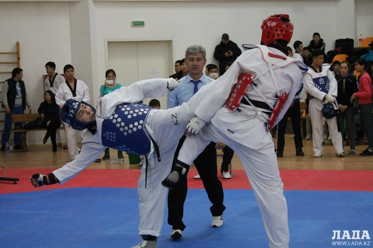 Поединки в ТРК «Актау». Фото автора