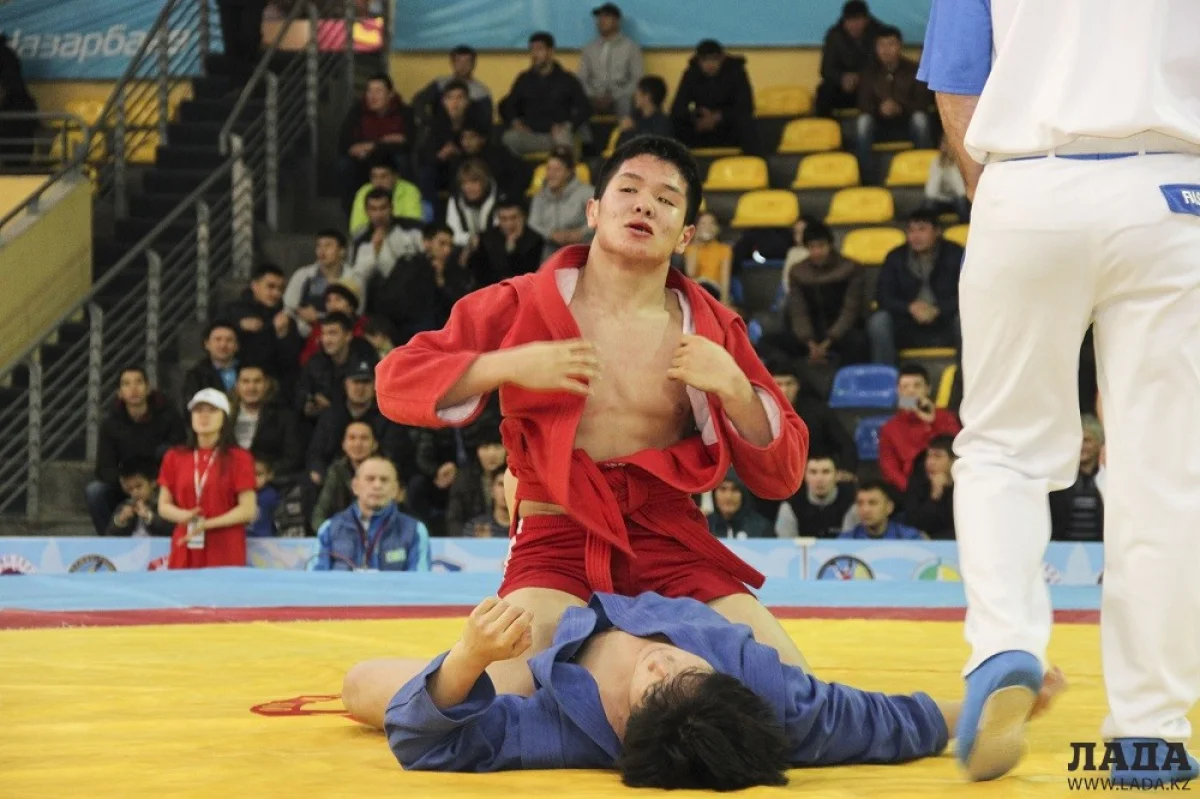 Сунгат Жубаткан (в красном) - серебряный призер чемпионата Азии. Фото предоставлено спортшколой &quot;Жастар&quot;