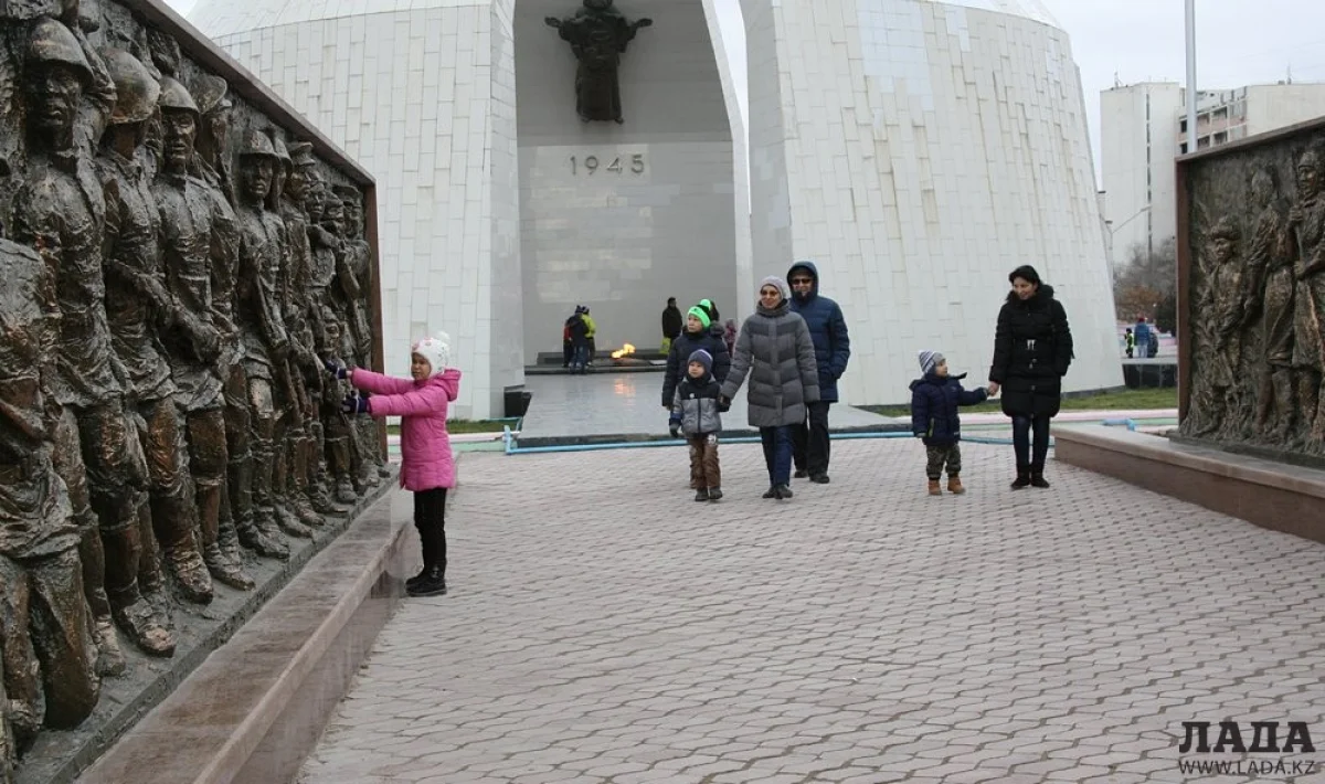 У мемориала Вечный огонь||news_pic_more|<!--TBegin--><a href="https://img.lada.kz/2015-12/1450428176_4x4x3800.jpg" onclick="return hs.expand(this)" ><img align="left" src="https://img.lada.kz/2015-12/thumbs/1450428176_4x4x3800.jpg" alt='В Актау отремонтировали барельефы у Вечного огня через неделю после церемонии открытия' title='В Актау отремонтировали барельефы у Вечного огня через неделю после церемонии открытия'  /></a><!--TEnd--><br /><!--TBegin--><a href="https://img.lada.kz/2015-12/1450428231_4x4x3743.jpg" onclick="return hs.expand(this)" ><img align="left" src="https://img.lada.kz/2015-12/thumbs/1450428231_4x4x3743.jpg" alt='В Актау отремонтировали барельефы у Вечного огня через неделю после церемонии открытия' title='В Актау отремонтировали барельефы у Вечного огня через неделю после церемонии открытия'  /></a><!--TEnd--><br /><!--TBegin--><a href="https://img.lada.kz/2015-12/1450428221_4x4x3754.jpg" onclick="return hs.expand(this)" ><img align="left" src="https://img.lada.kz/2015-12/thumbs/1450428221_4x4x3754.jpg" alt='В Актау отремонтировали барельефы у Вечного огня через неделю после церемонии открытия' title='В Актау отремонтировали барельефы у Вечного огня через неделю после церемонии открытия'  /></a><!--TEnd--><br /><!--TBegin--><a href="https://img.lada.kz/2015-12/1450428239_4x4x3759.jpg" onclick="return hs.expand(this)" ><img align="left" src="https://img.lada.kz/2015-12/thumbs/1450428239_4x4x3759.jpg" alt='В Актау отремонтировали барельефы у Вечного огня через неделю после церемонии открытия' title='В Актау отремонтировали барельефы у Вечного огня через неделю после церемонии открытия'  /></a><!--TEnd--><br /><!--TBegin--><a href="https://img.lada.kz/2015-12/1450428195_4x4x3773.jpg" onclick="return hs.expand(this)" ><img align="left" src="https://img.lada.kz/2015-12/thumbs/1450428195_4x4x3773.jpg" alt='В Актау отремонтировали барельефы у Вечного огня через неделю после церемонии открытия' title='В Актау отремонтировали барельефы у Вечного огня через неделю после церемонии открытия'  /></a><!--TEnd-->