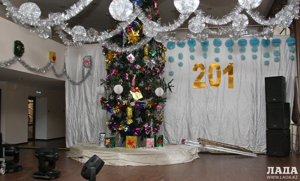 Украшение елки в рабочем процессе||news_pic_more|<!--TBegin--><a href="https://img.lada.kz/2015-12/1450874045_4x4x4268.jpg" onclick="return hs.expand(this)" ><img align="left" src="https://img.lada.kz/2015-12/thumbs/1450874045_4x4x4268.jpg" alt='Аккенже Малаева: Праздничное оформление КДК имени Абая мы должны закончить 24 декабря' title='Аккенже Малаева: Праздничное оформление КДК имени Абая мы должны закончить 24 декабря'  /></a><!--TEnd--><br /><!--TBegin--><a href="https://img.lada.kz/2015-12/1450874019_4x4x4275.jpg" onclick="return hs.expand(this)" ><img align="left" src="https://img.lada.kz/2015-12/thumbs/1450874019_4x4x4275.jpg" alt='Аккенже Малаева: Праздничное оформление КДК имени Абая мы должны закончить 24 декабря' title='Аккенже Малаева: Праздничное оформление КДК имени Абая мы должны закончить 24 декабря'  /></a><!--TEnd--><br /><!--TBegin--><a href="https://img.lada.kz/2015-12/1450874069_4x4x4279.jpg" onclick="return hs.expand(this)" ><img align="left" src="https://img.lada.kz/2015-12/thumbs/1450874069_4x4x4279.jpg" alt='Аккенже Малаева: Праздничное оформление КДК имени Абая мы должны закончить 24 декабря' title='Аккенже Малаева: Праздничное оформление КДК имени Абая мы должны закончить 24 декабря'  /></a><!--TEnd--><br /><!--TBegin--><a href="https://img.lada.kz/2015-12/1450874077_img_2922.jpg" onclick="return hs.expand(this)" ><img align="left" src="https://img.lada.kz/2015-12/thumbs/1450874077_img_2922.jpg" alt='Аккенже Малаева: Праздничное оформление КДК имени Абая мы должны закончить 24 декабря' title='Аккенже Малаева: Праздничное оформление КДК имени Абая мы должны закончить 24 декабря'  /></a><!--TEnd-->